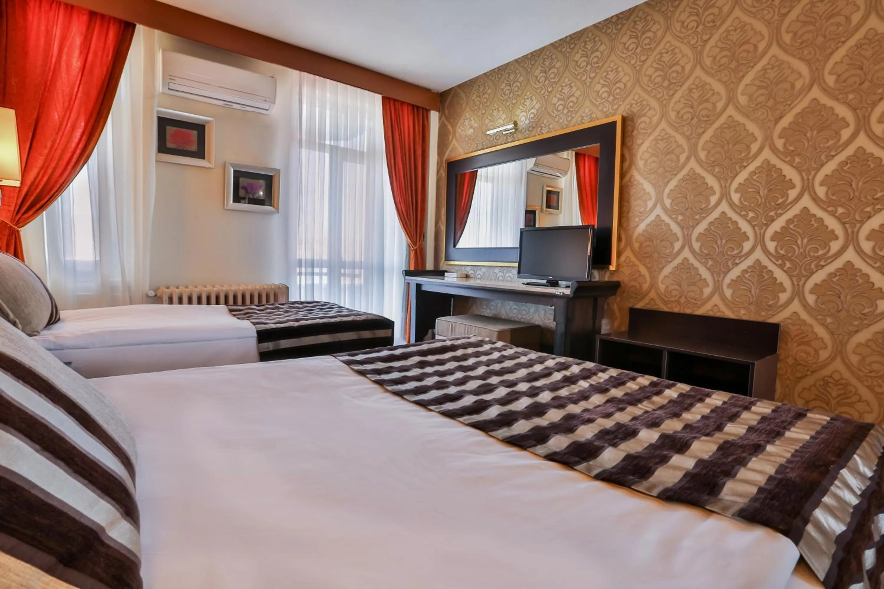 Bedroom, Bed in Grand Terme Hotel