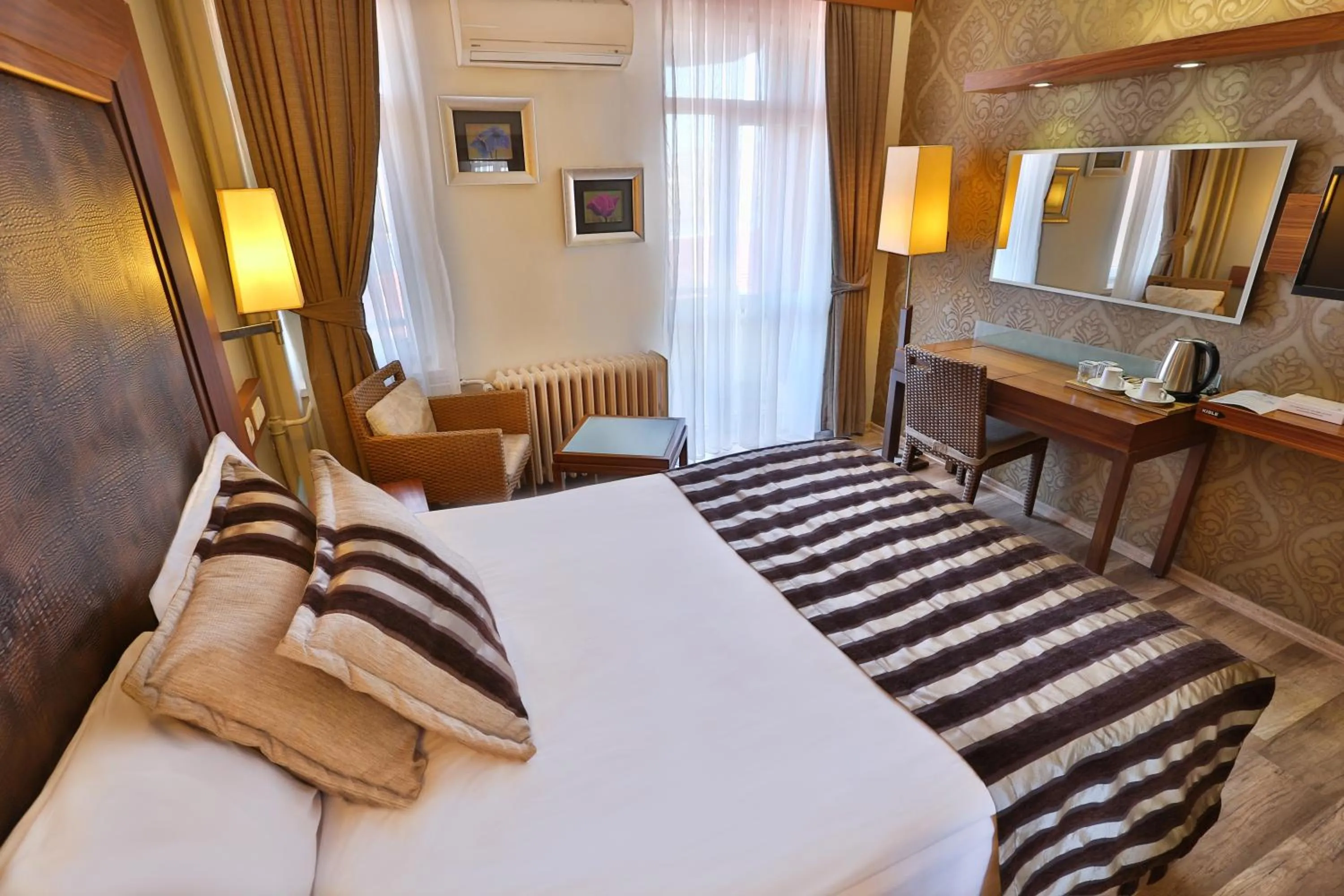 Bedroom, Bed in Grand Terme Hotel