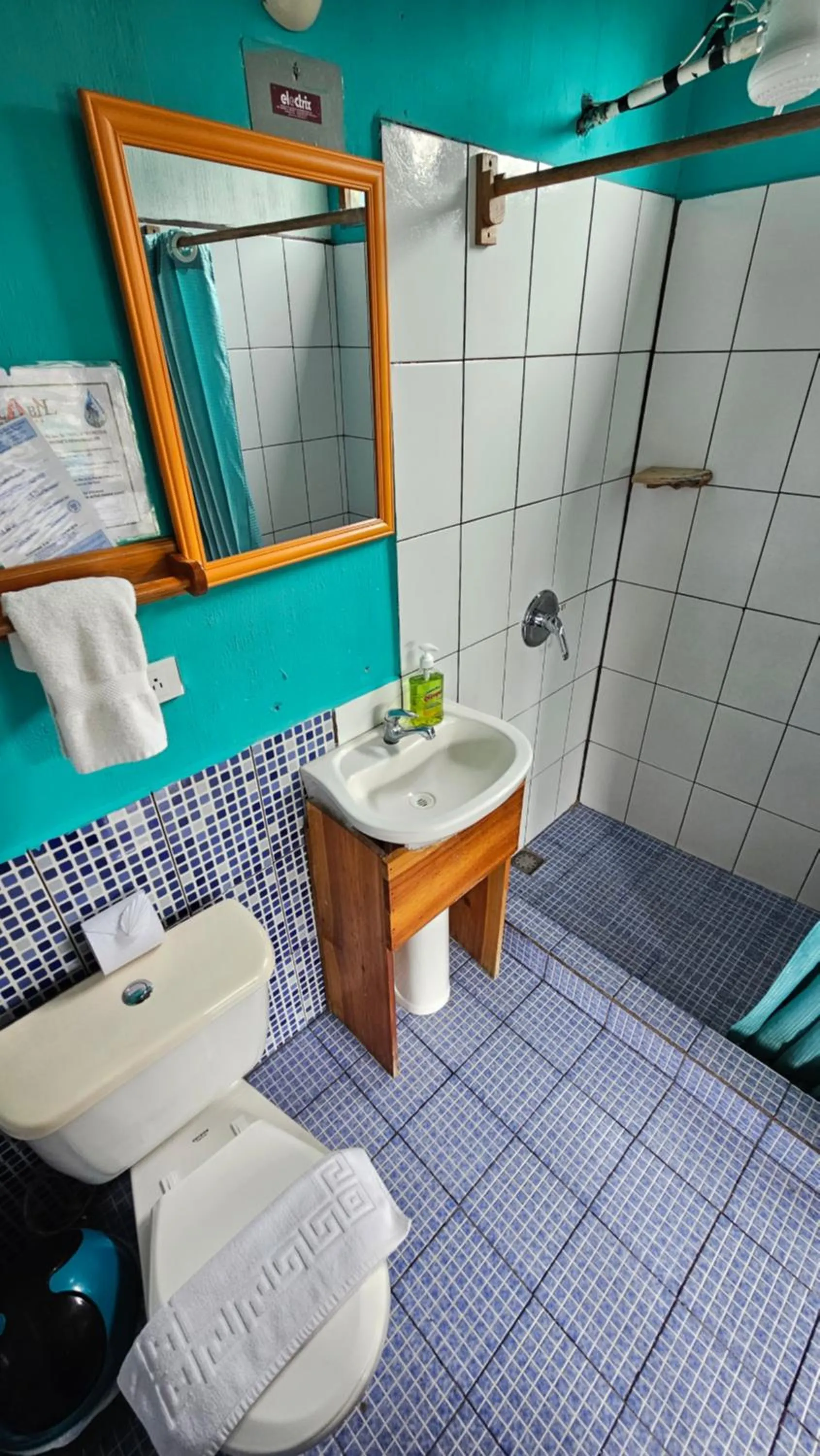 Shower in Eco Hotel Uxlabil Atitlan