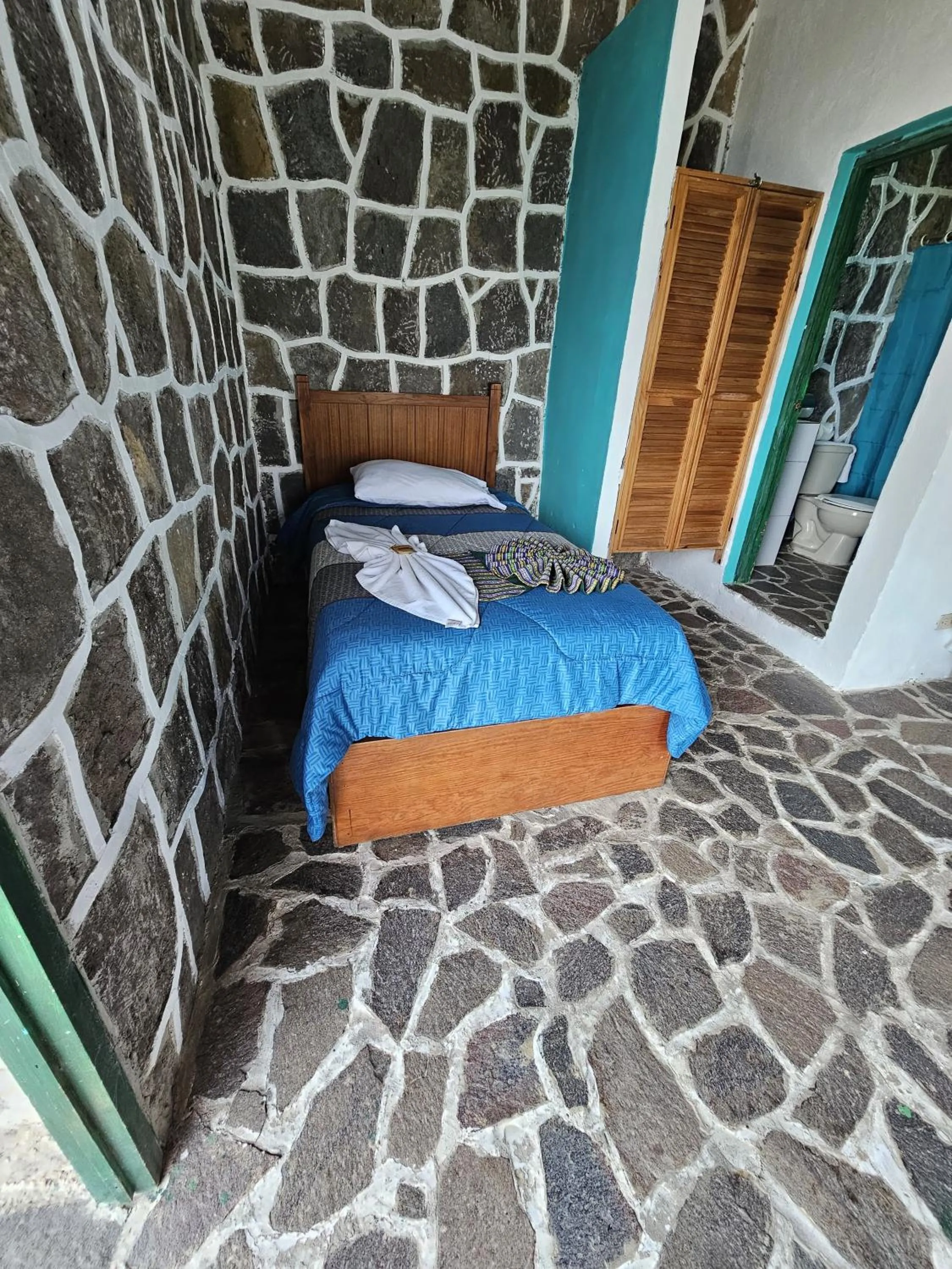 Shower, Bed in Eco Hotel Uxlabil Atitlan