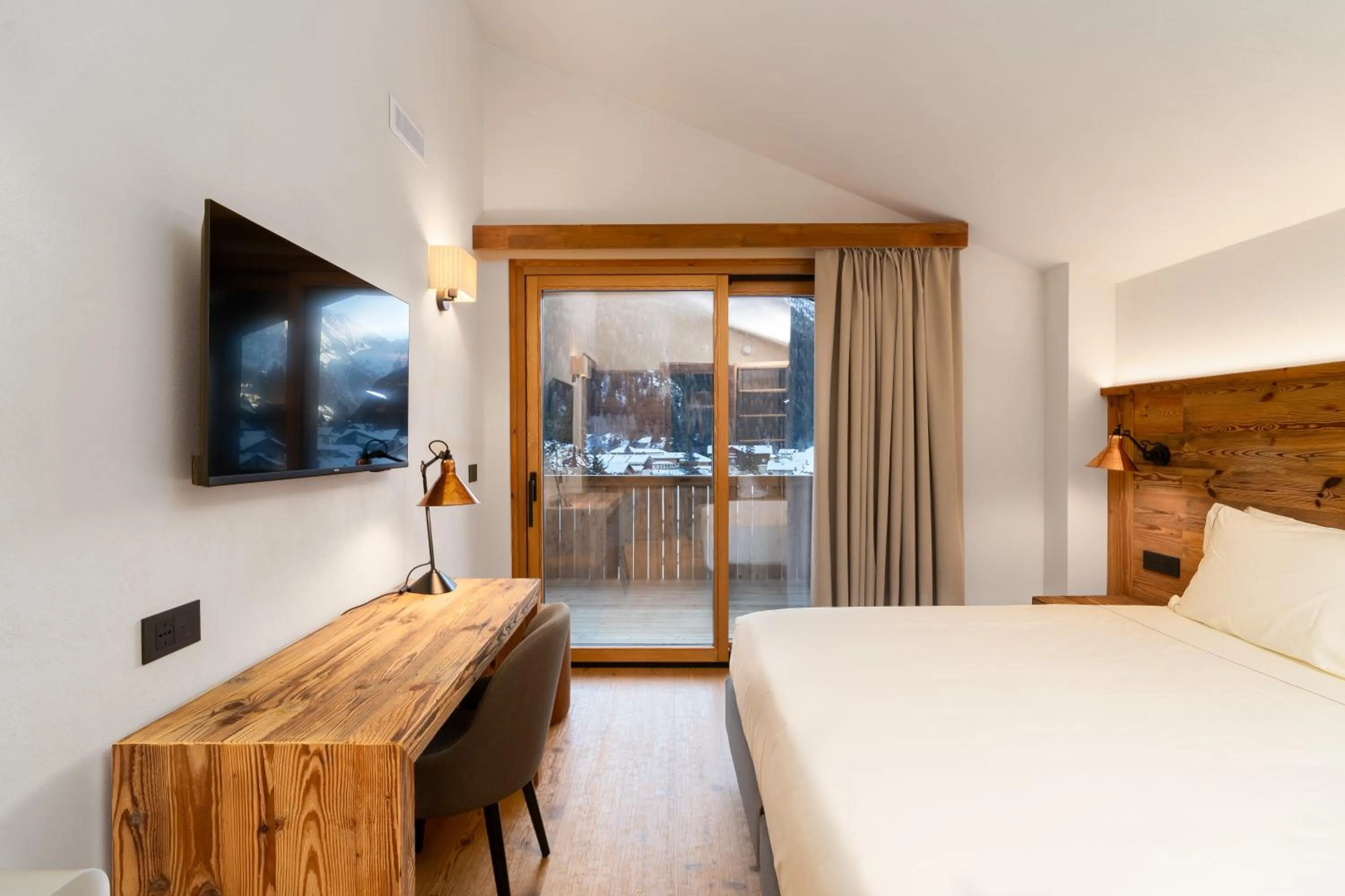Bedroom, Bed in Breithorn Lodge