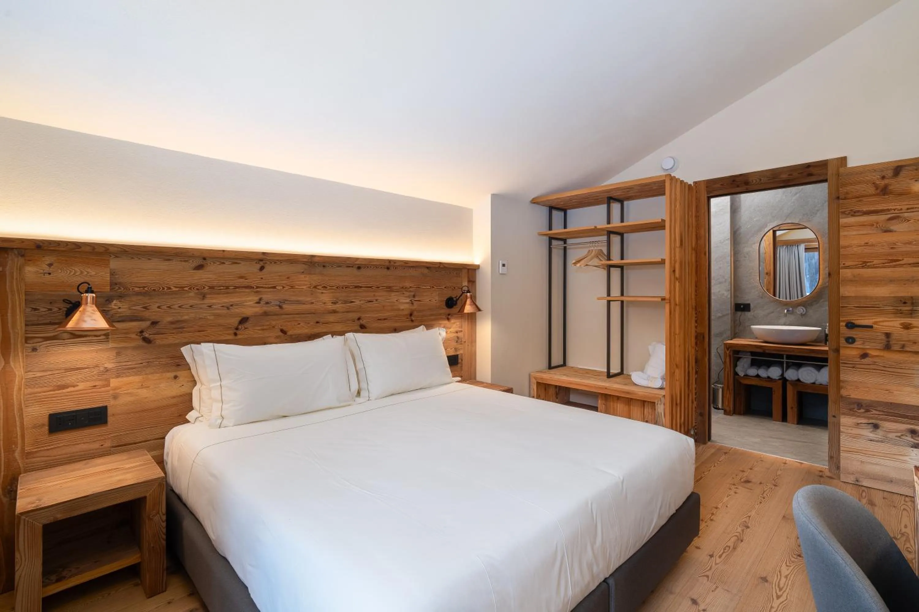 Bedroom, Bed in Breithorn Lodge