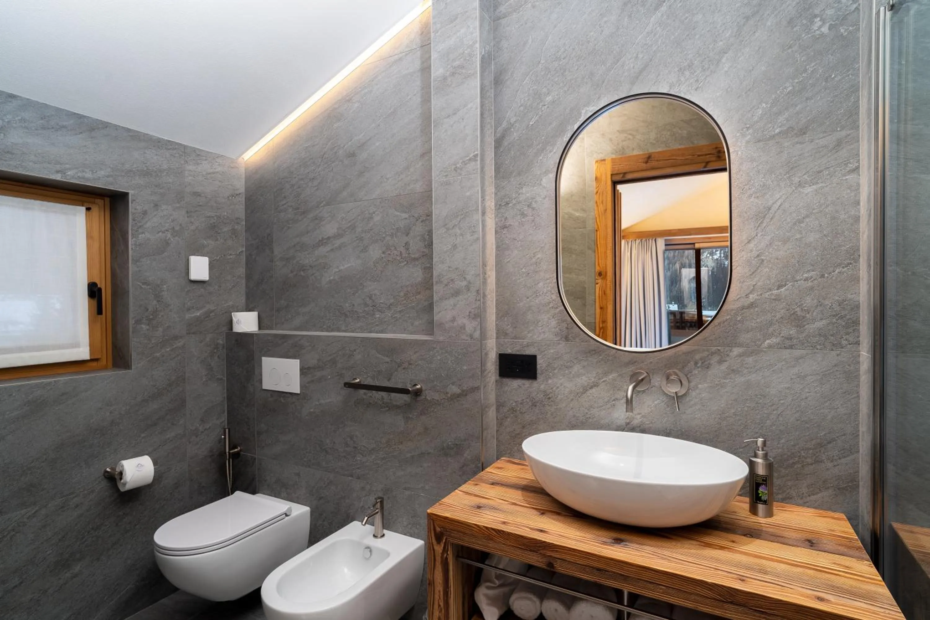 Bathroom in Breithorn Lodge