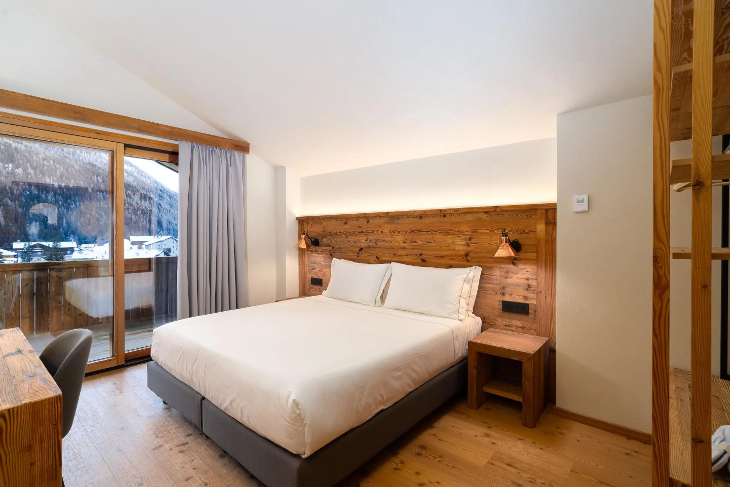 Bedroom, Bed in Breithorn Lodge