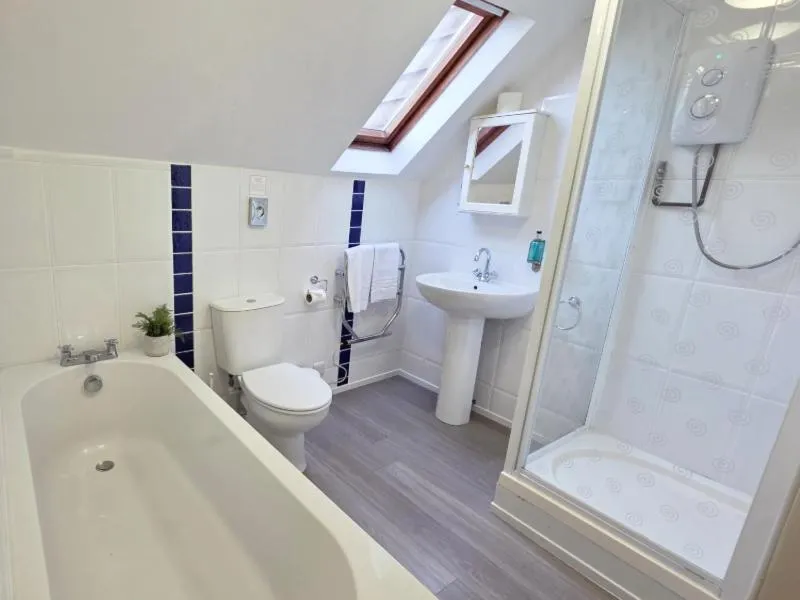 Shower in Lakeview Manor