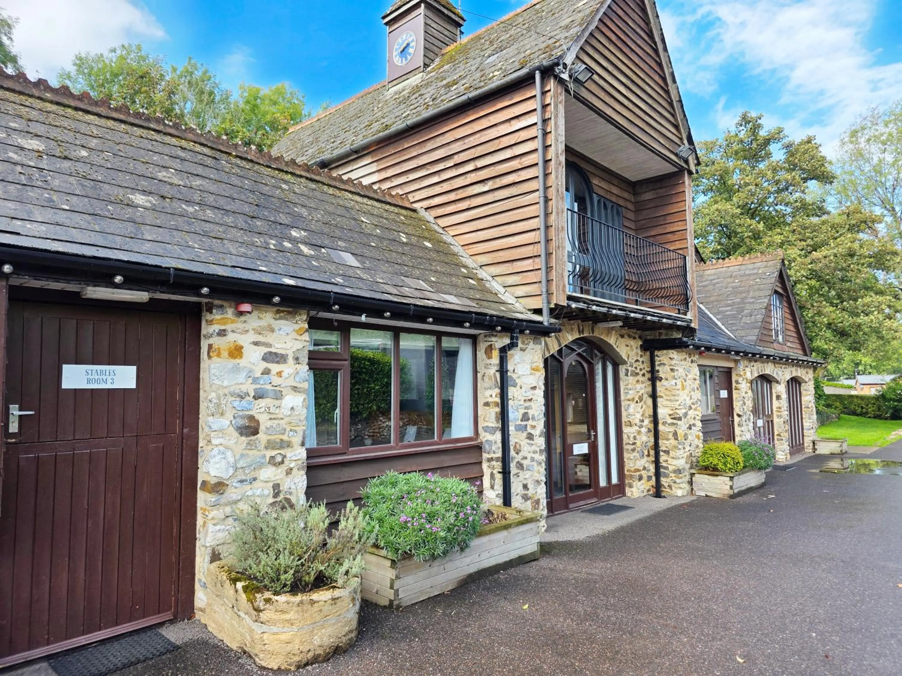 Property building in Lakeview Manor