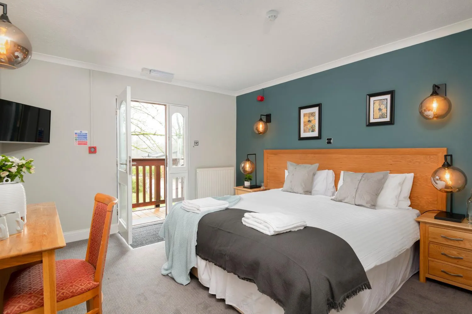 Bedroom, Bed in Lakeview Manor