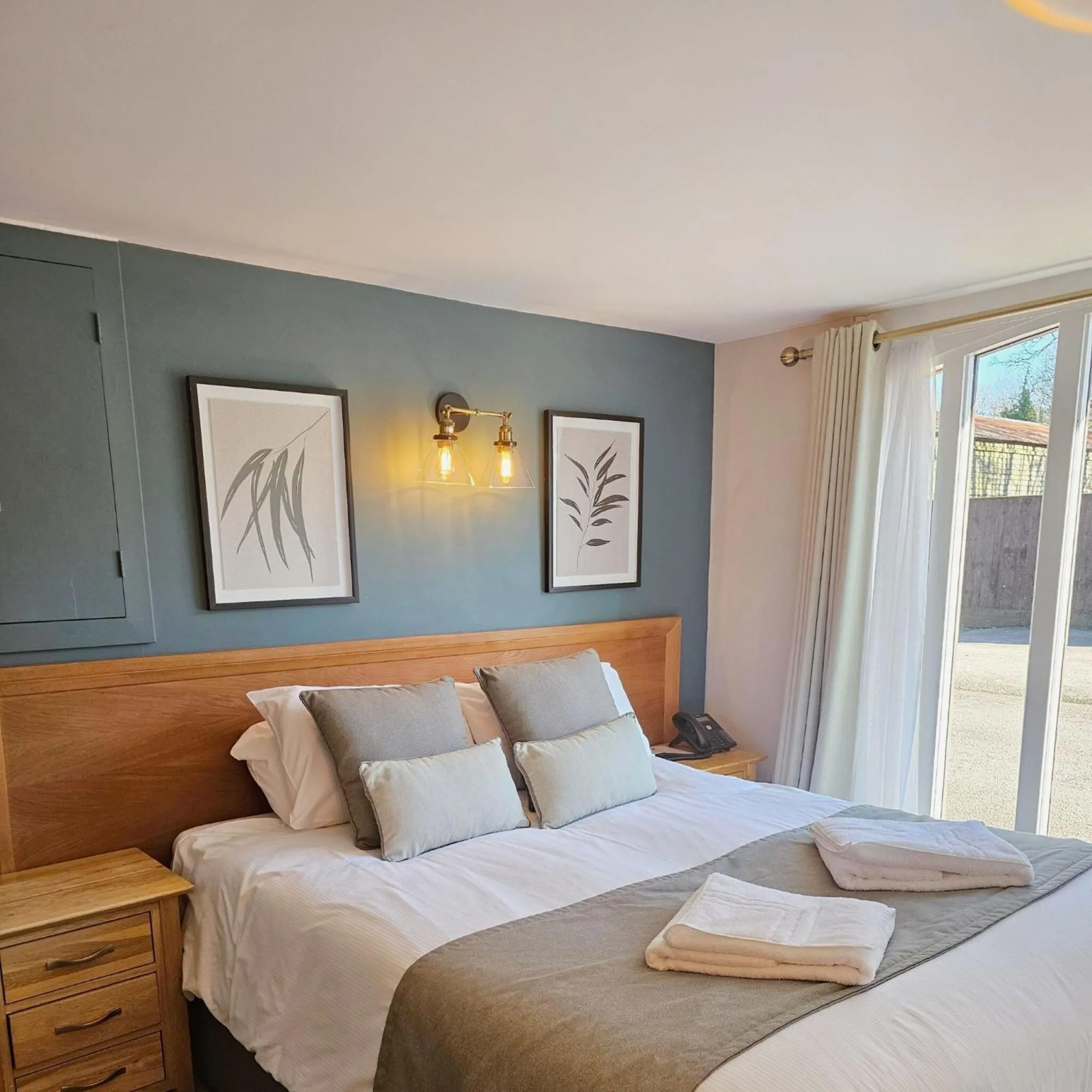 Bedroom, Bed in Lakeview Manor