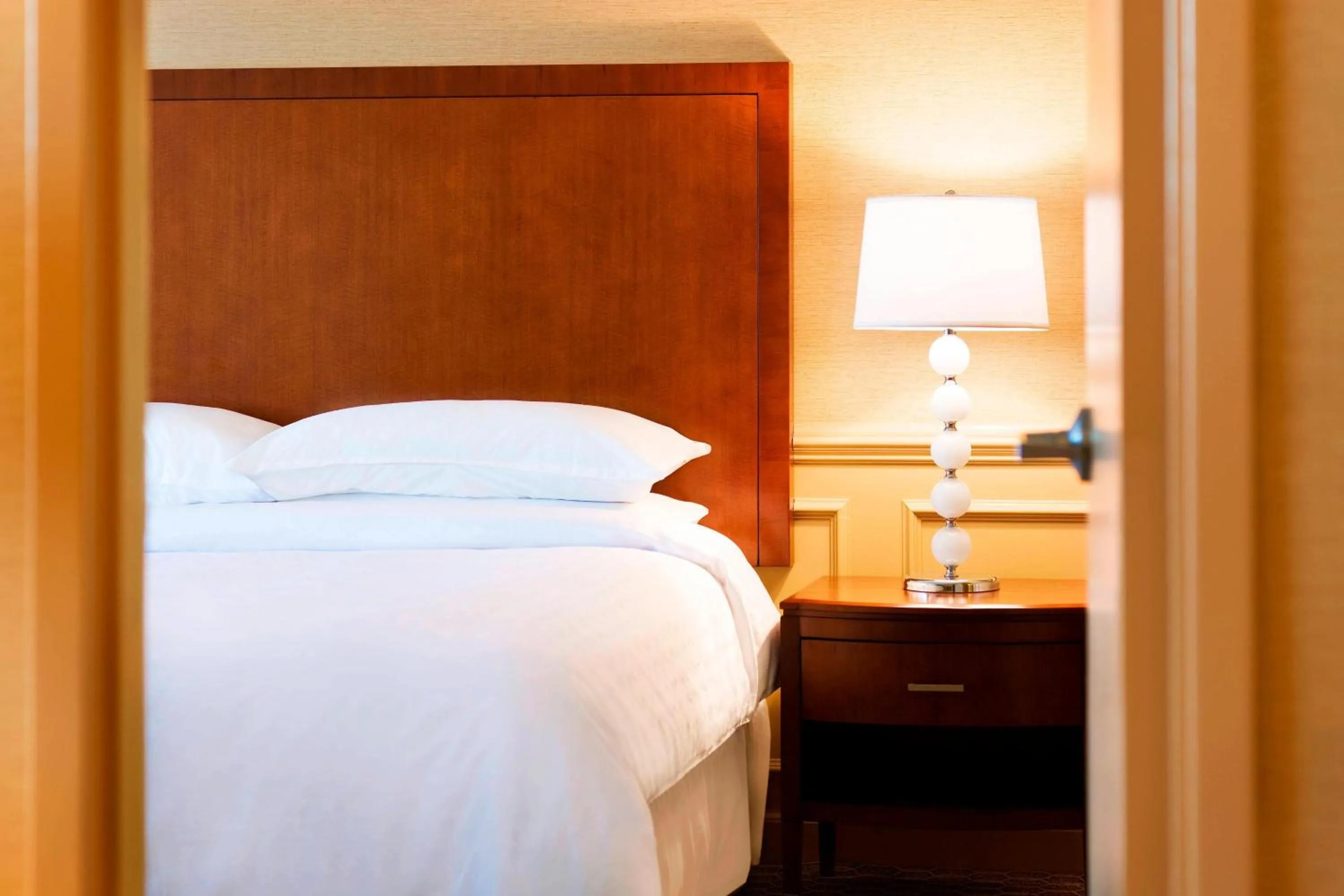 Photo of the whole room, Bed in Sheraton Hartford Hotel at Bradley Airport