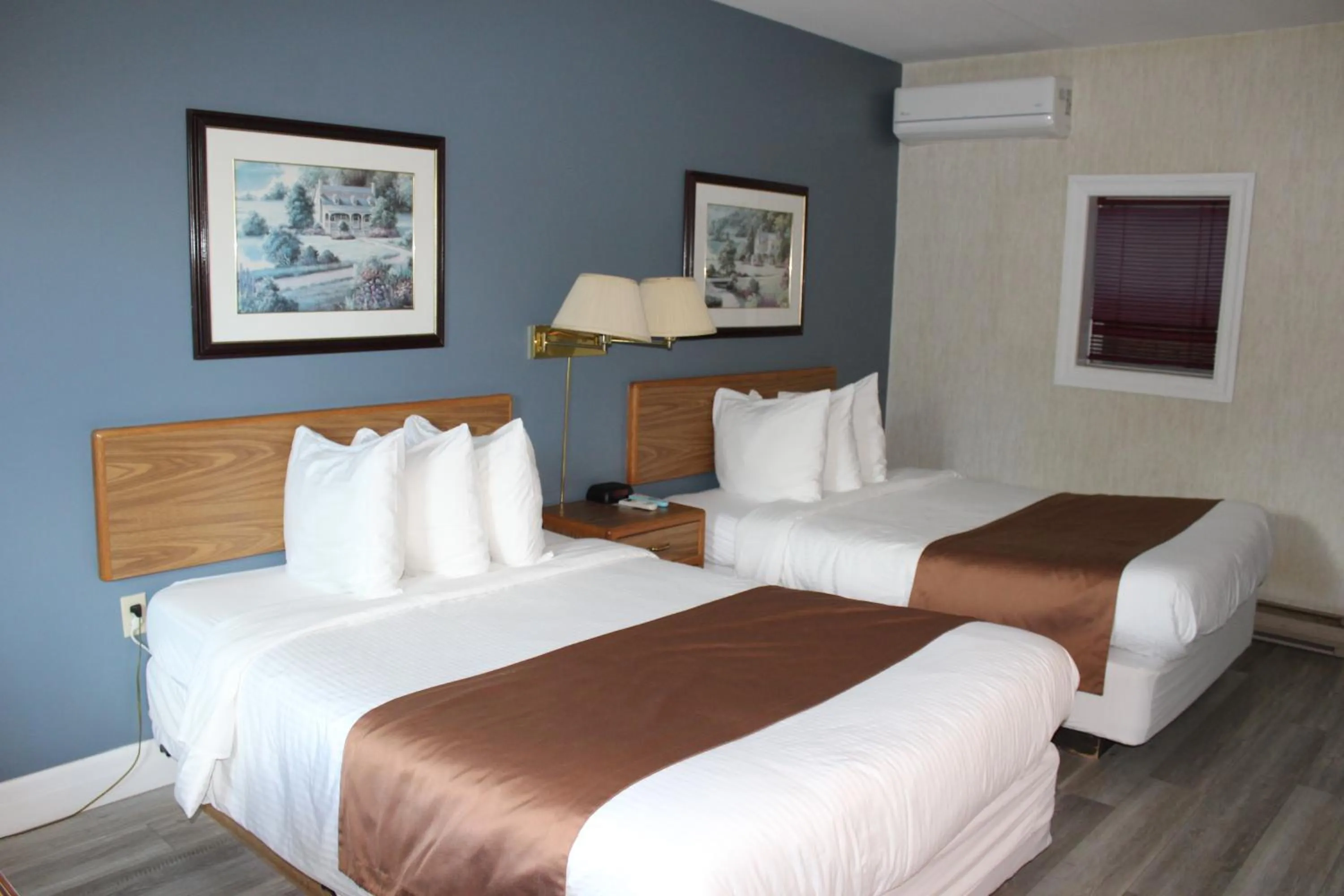 Bed in Bancroft Inn & Suites