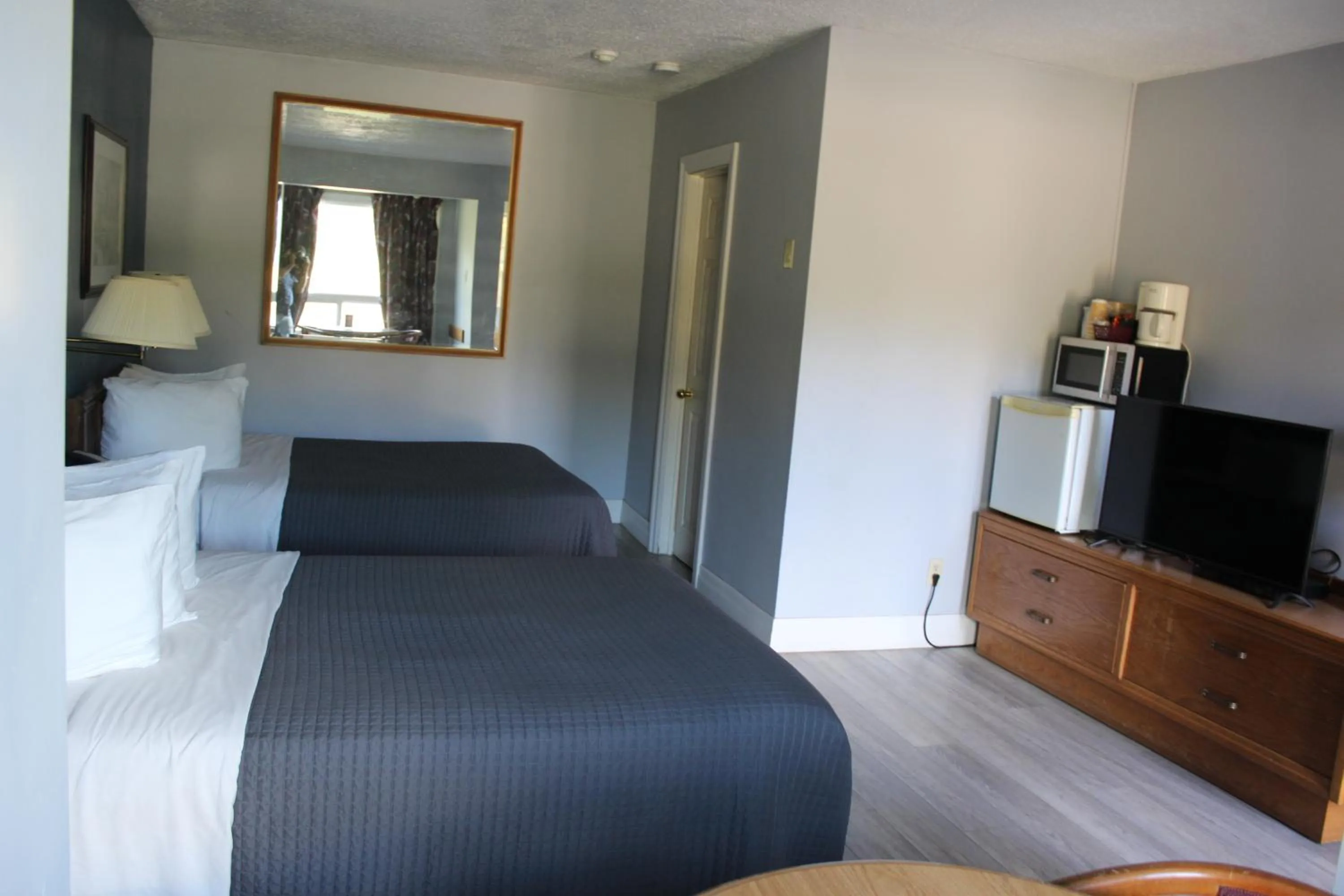 Photo of the whole room, Bed in Bancroft Inn & Suites