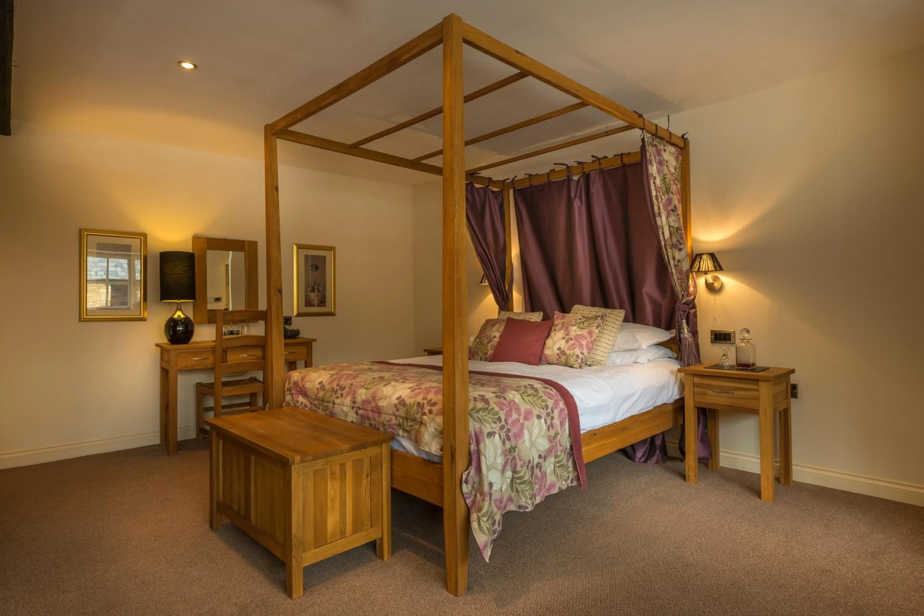 Bedroom, Bed in The White Hart Royal, Moreton-in-Marsh, Cotswolds - The Coaching Inn Group