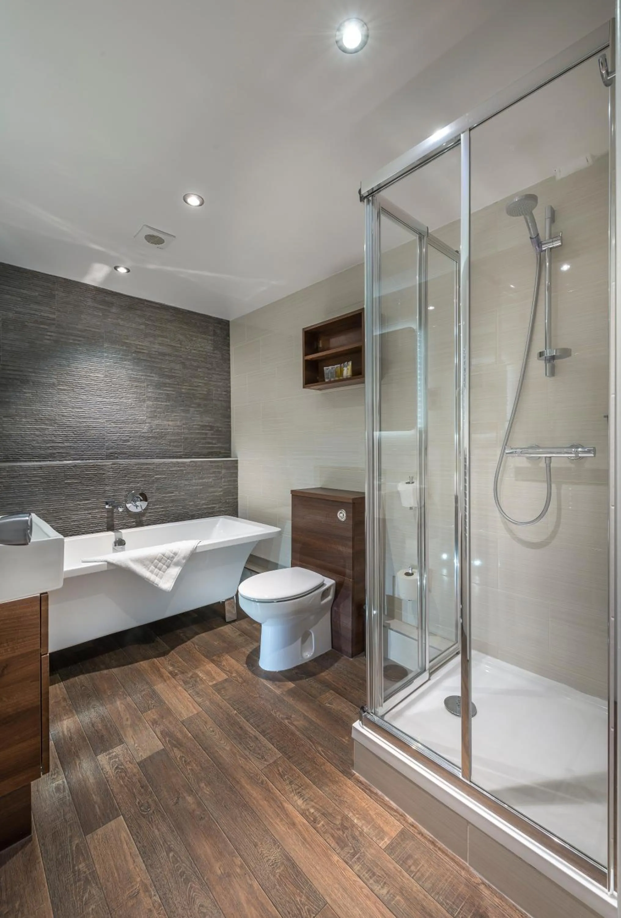 Bathroom in The White Hart Royal, Moreton-in-Marsh, Cotswolds - The Coaching Inn Group