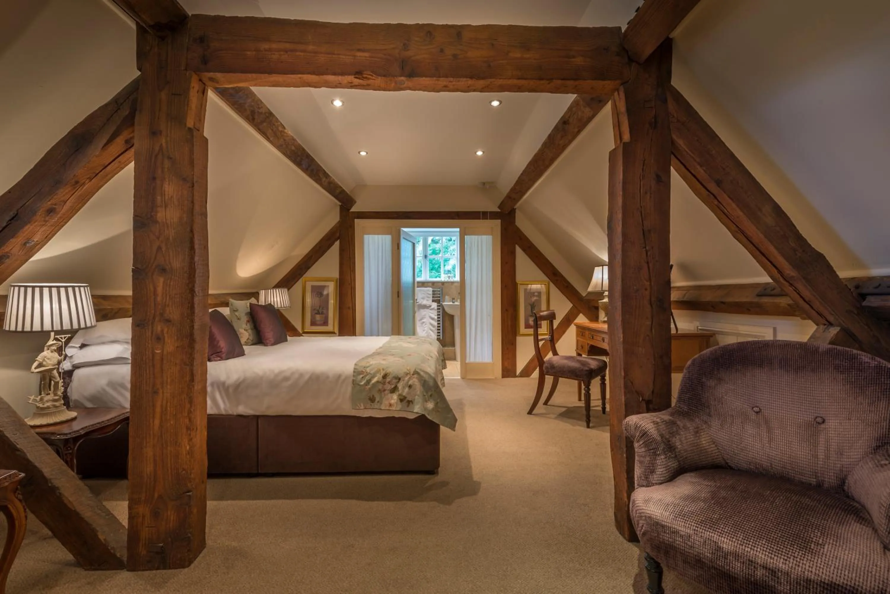 Bedroom, Bed in The White Hart Royal, Moreton-in-Marsh, Cotswolds - The Coaching Inn Group