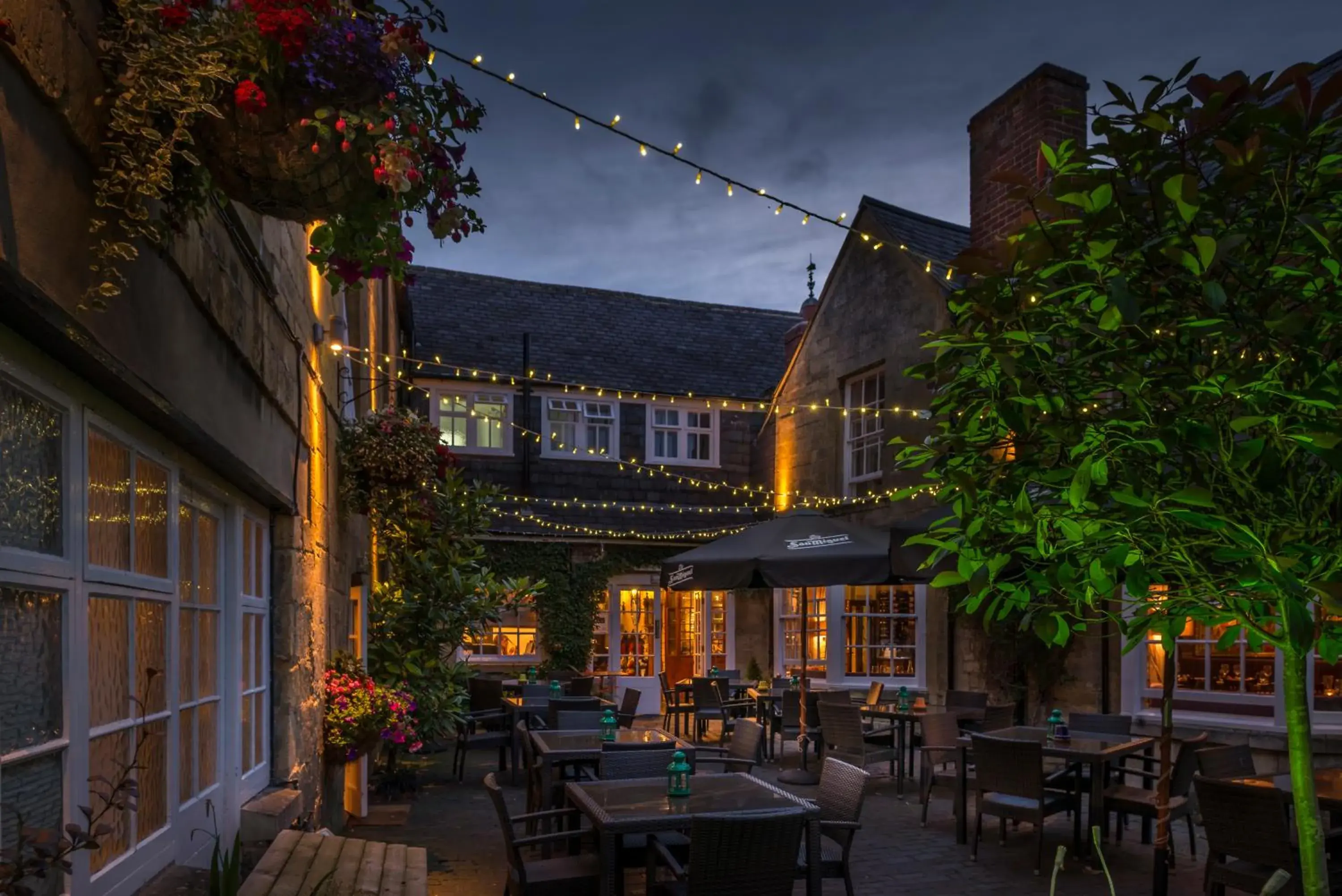 Property building, Restaurant/Places to Eat in The White Hart Royal, Moreton-in-Marsh, Cotswolds