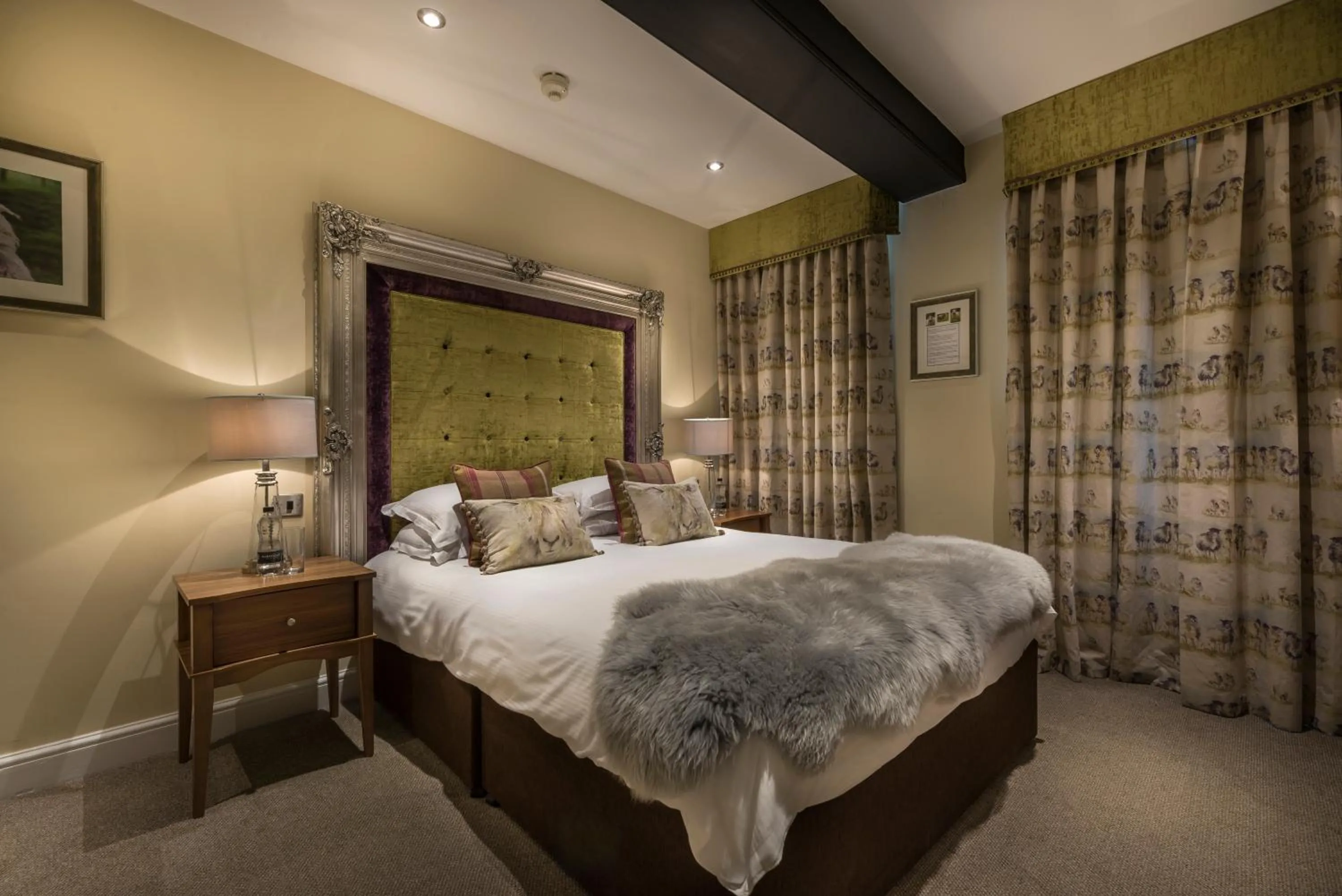 Bedroom, Bed in The White Hart Royal, Moreton-in-Marsh, Cotswolds - The Coaching Inn Group