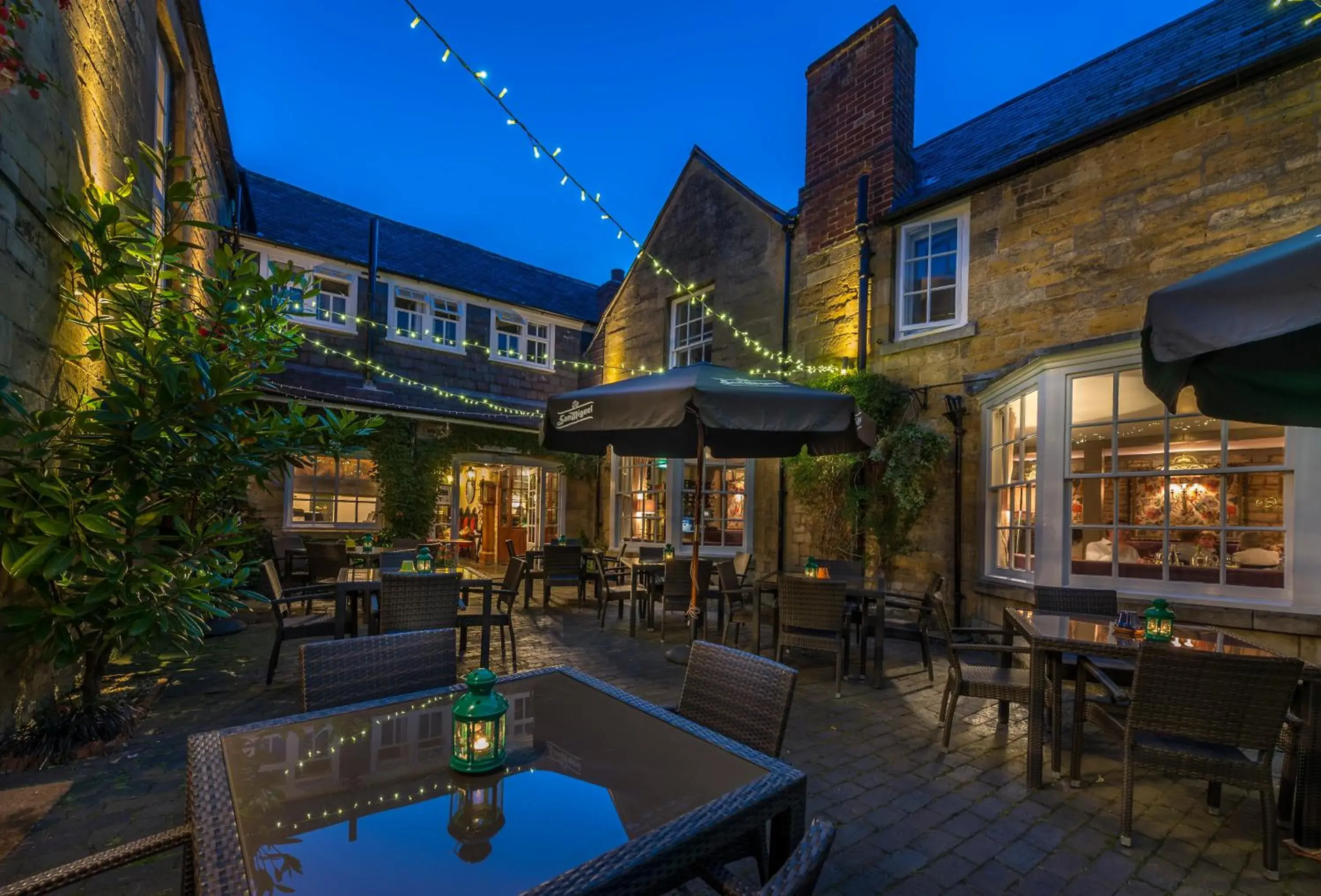 Property building, Restaurant/Places to Eat in The White Hart Royal, Moreton-in-Marsh, Cotswolds