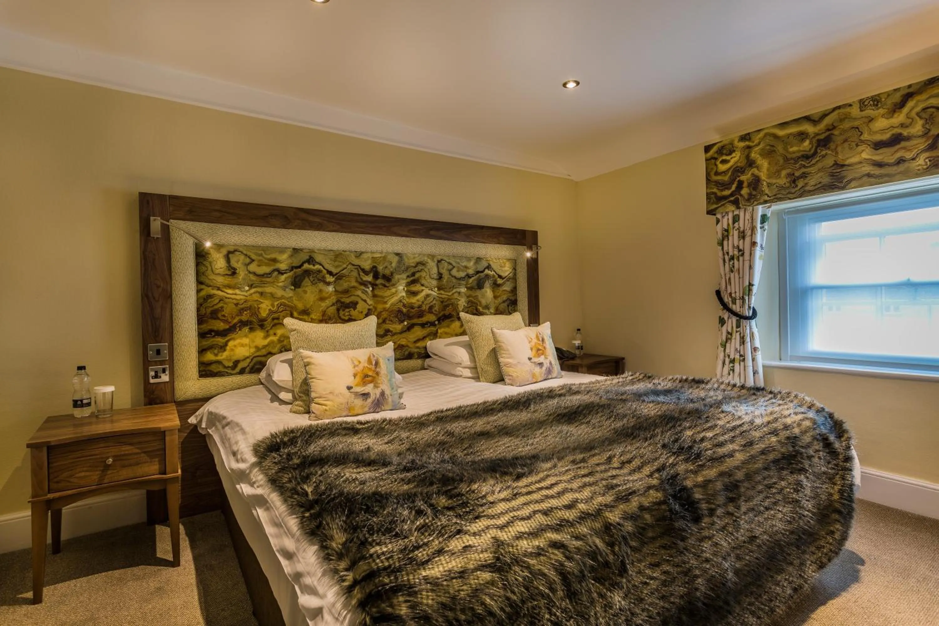 Bedroom, Bed in The White Hart Royal, Moreton-in-Marsh, Cotswolds - The Coaching Inn Group