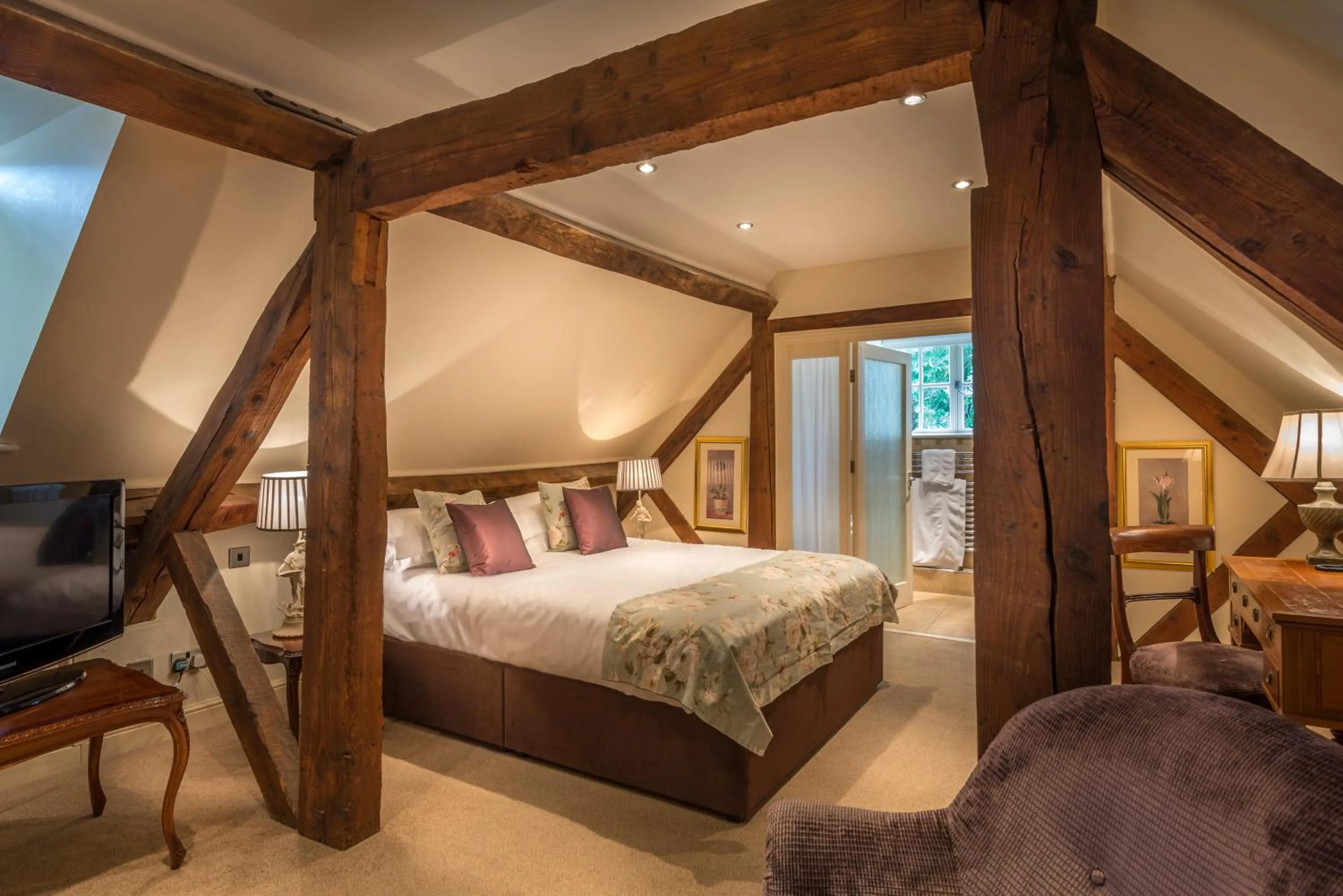 Bed in The White Hart Royal, Moreton-in-Marsh, Cotswolds - The Coaching Inn Group