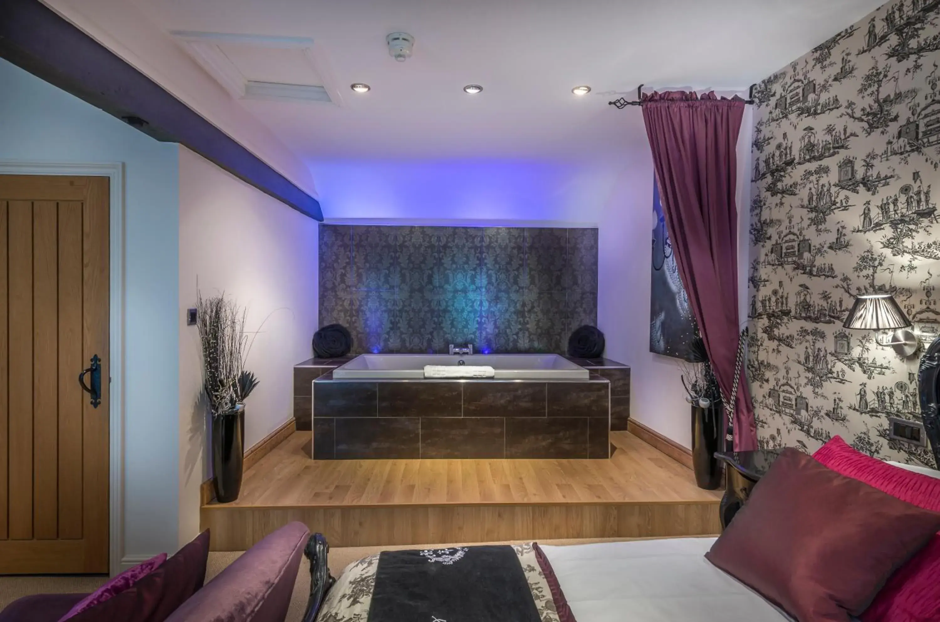 Bathroom, Bed in The White Hart Royal, Moreton-in-Marsh, Cotswolds