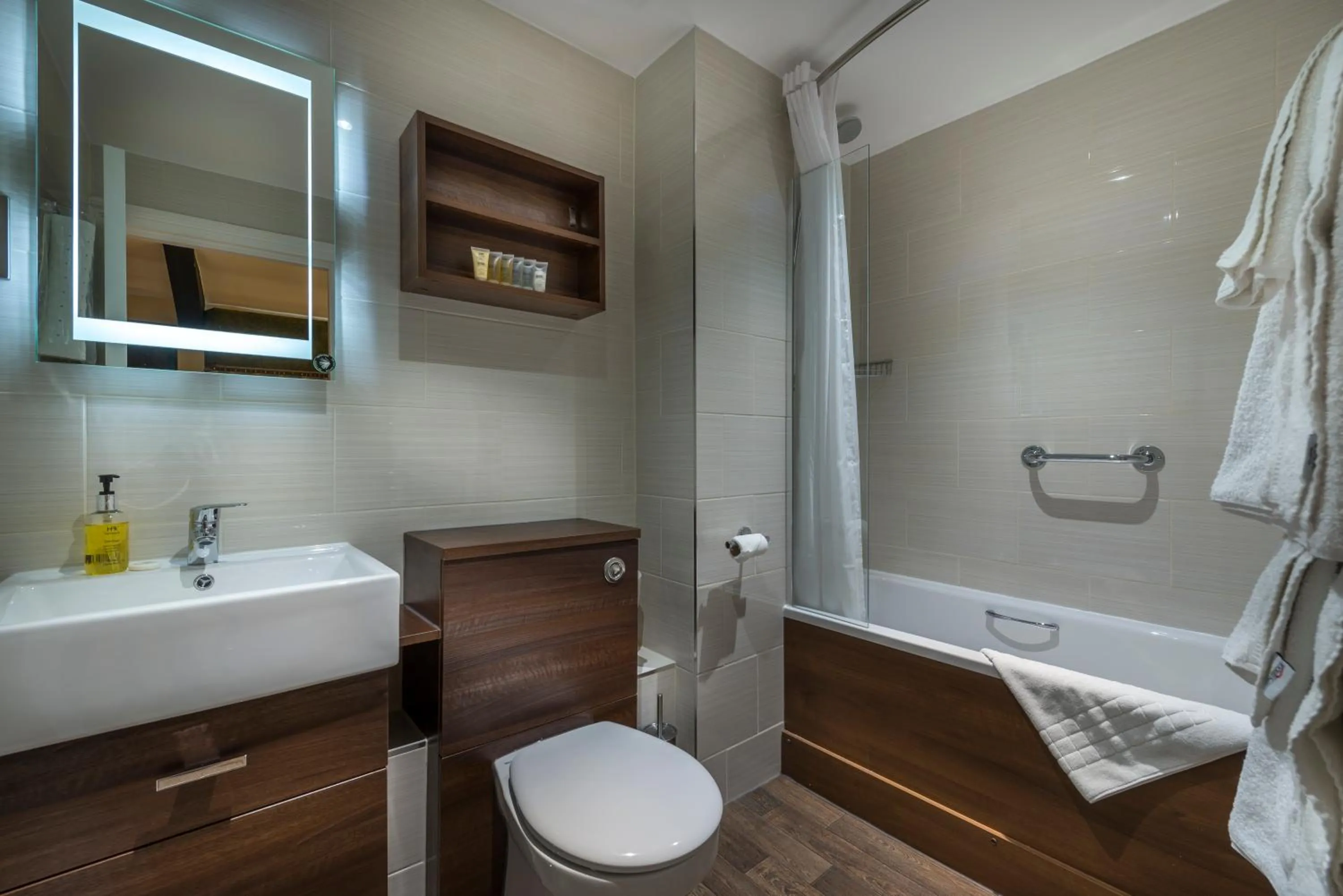 Bathroom in The White Hart Royal, Moreton-in-Marsh, Cotswolds - The Coaching Inn Group