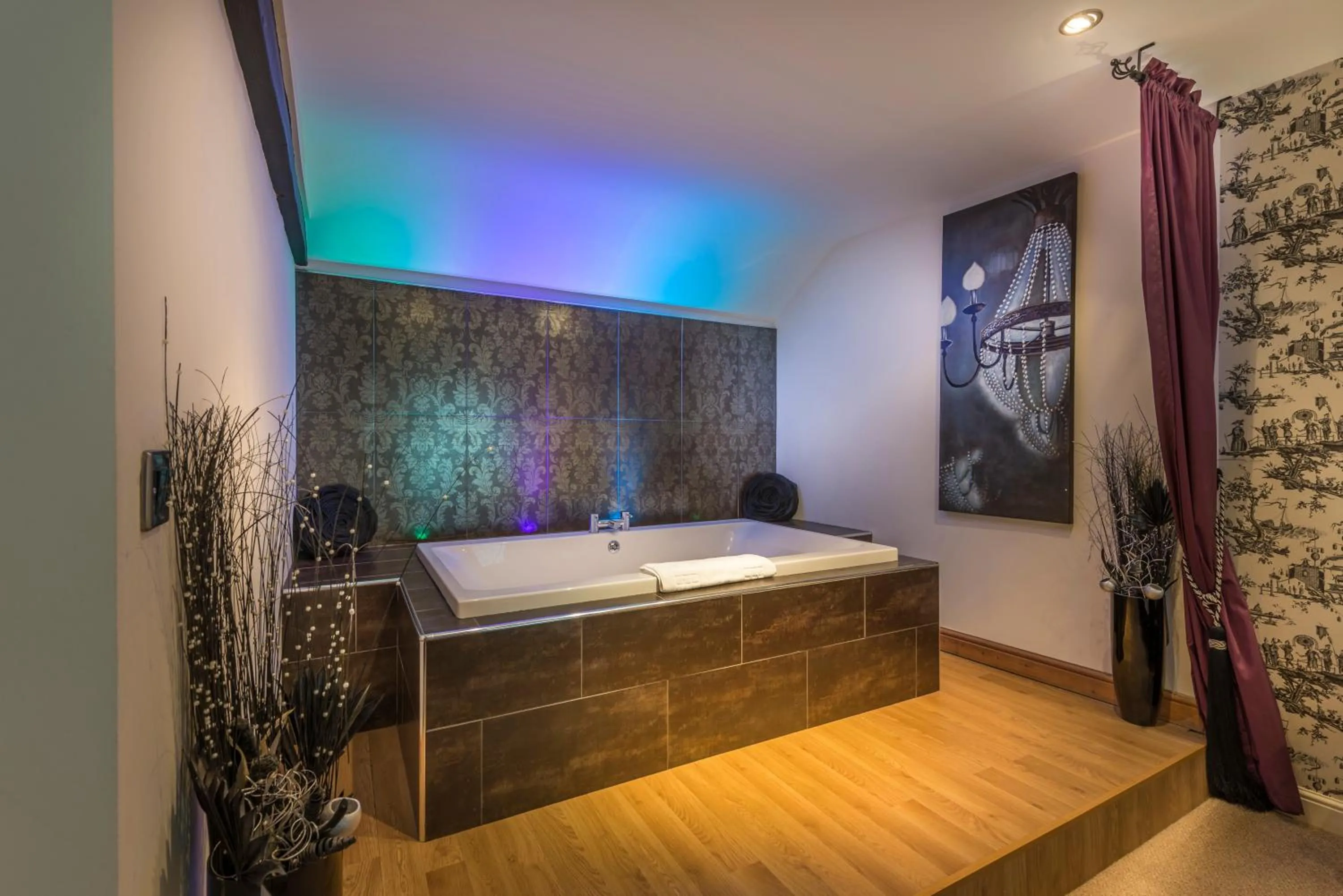 Bathroom in The White Hart Royal, Moreton-in-Marsh, Cotswolds - The Coaching Inn Group