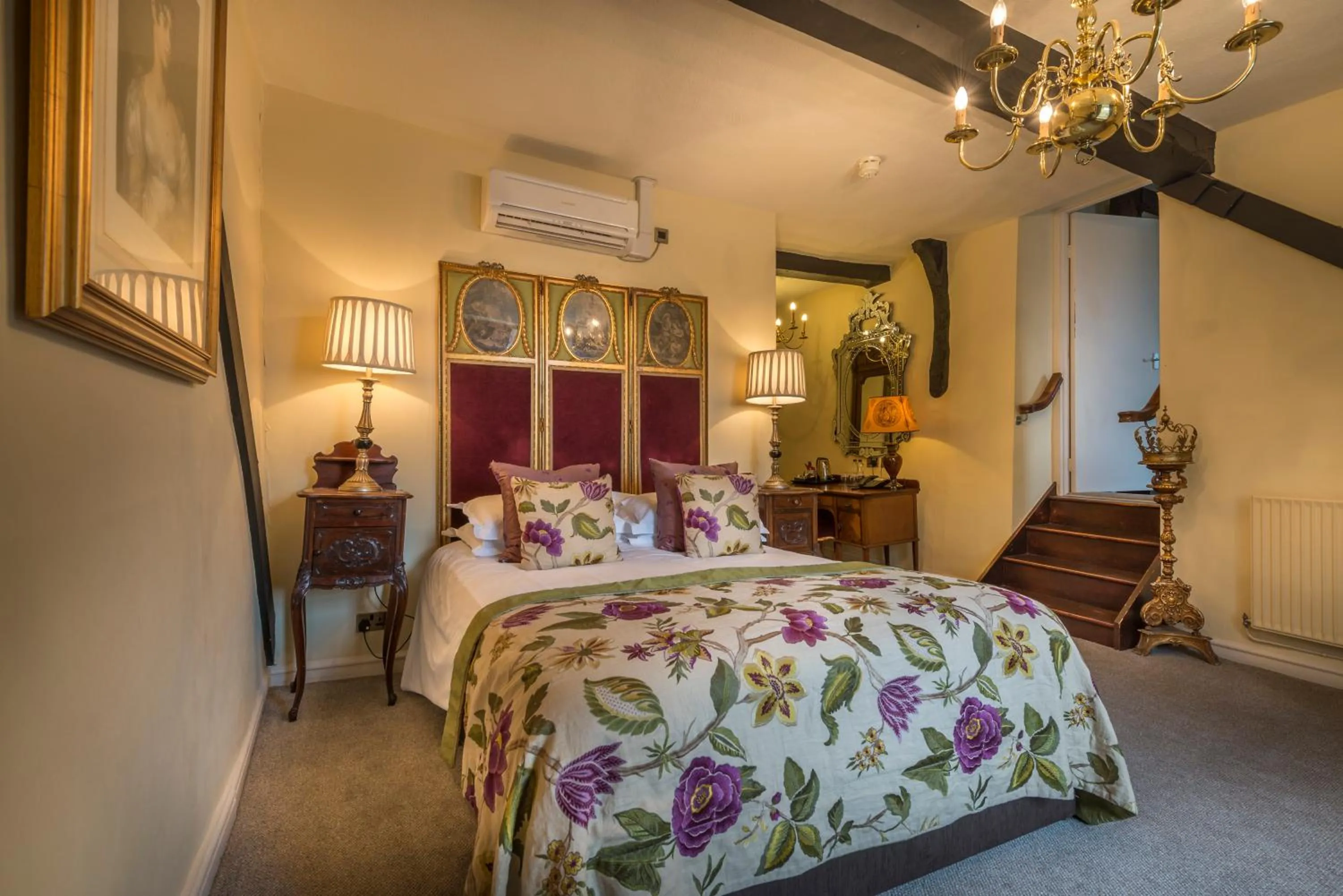 Bedroom, Bed in The White Hart Royal, Moreton-in-Marsh, Cotswolds - The Coaching Inn Group