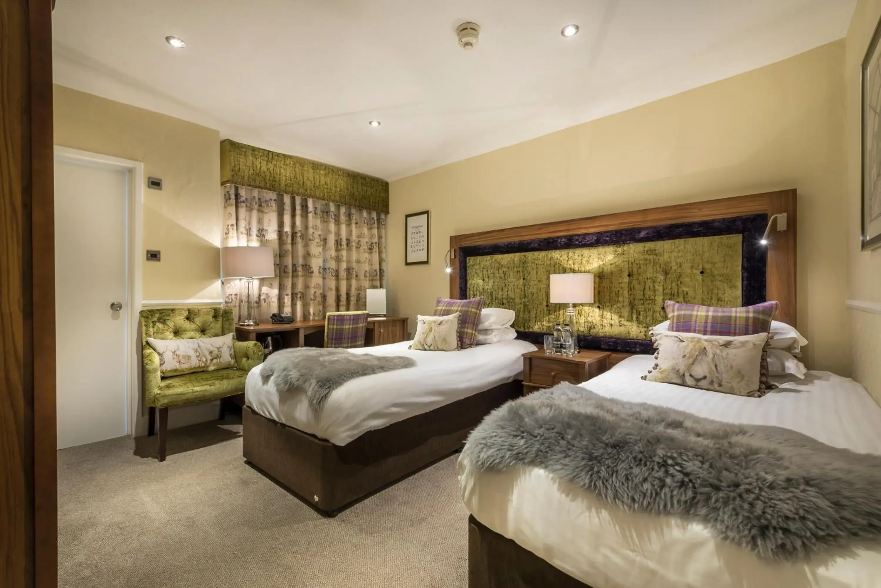 Bedroom, Bed in The White Hart Royal, Moreton-in-Marsh, Cotswolds