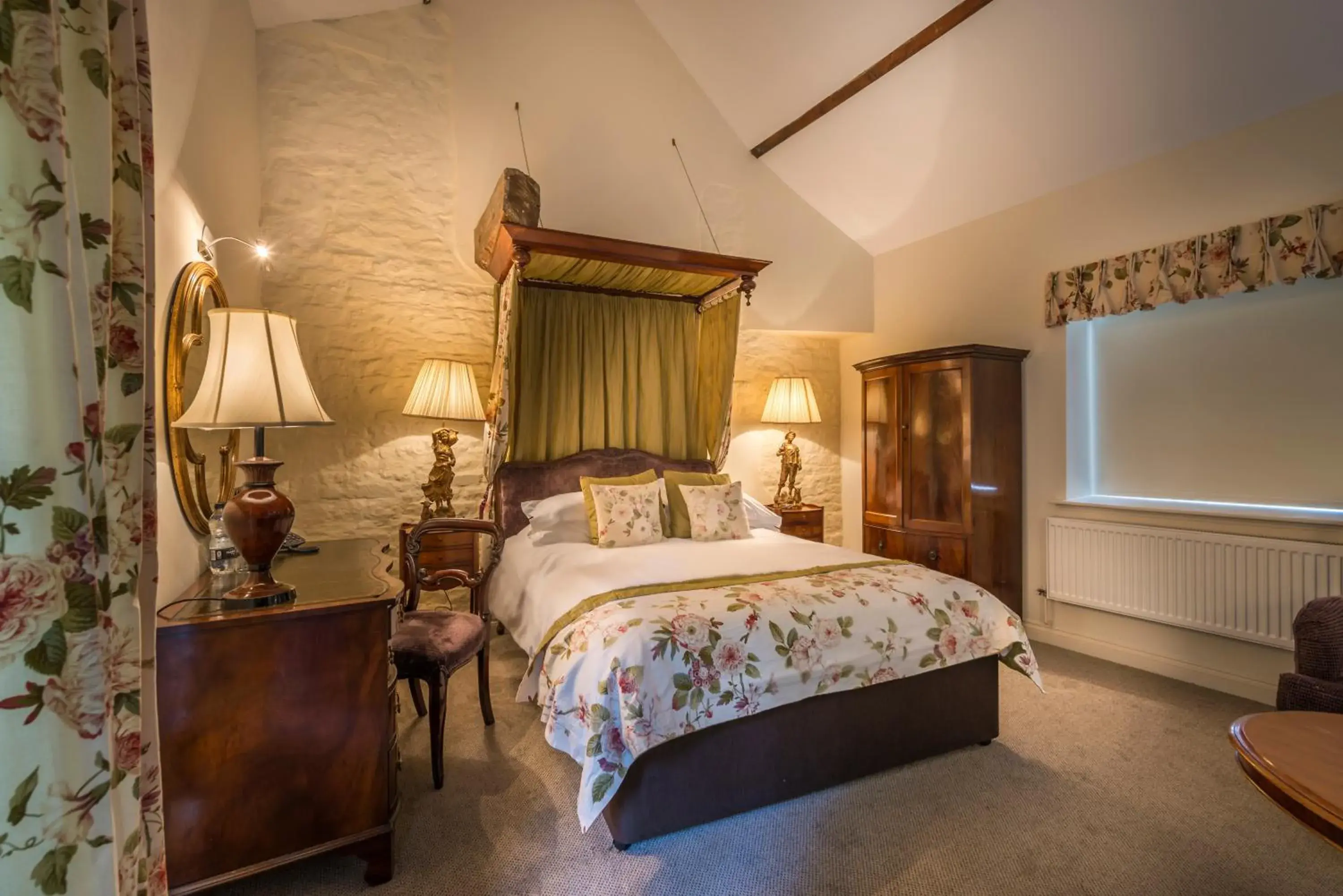 Bedroom, Bed in The White Hart Royal, Moreton-in-Marsh, Cotswolds