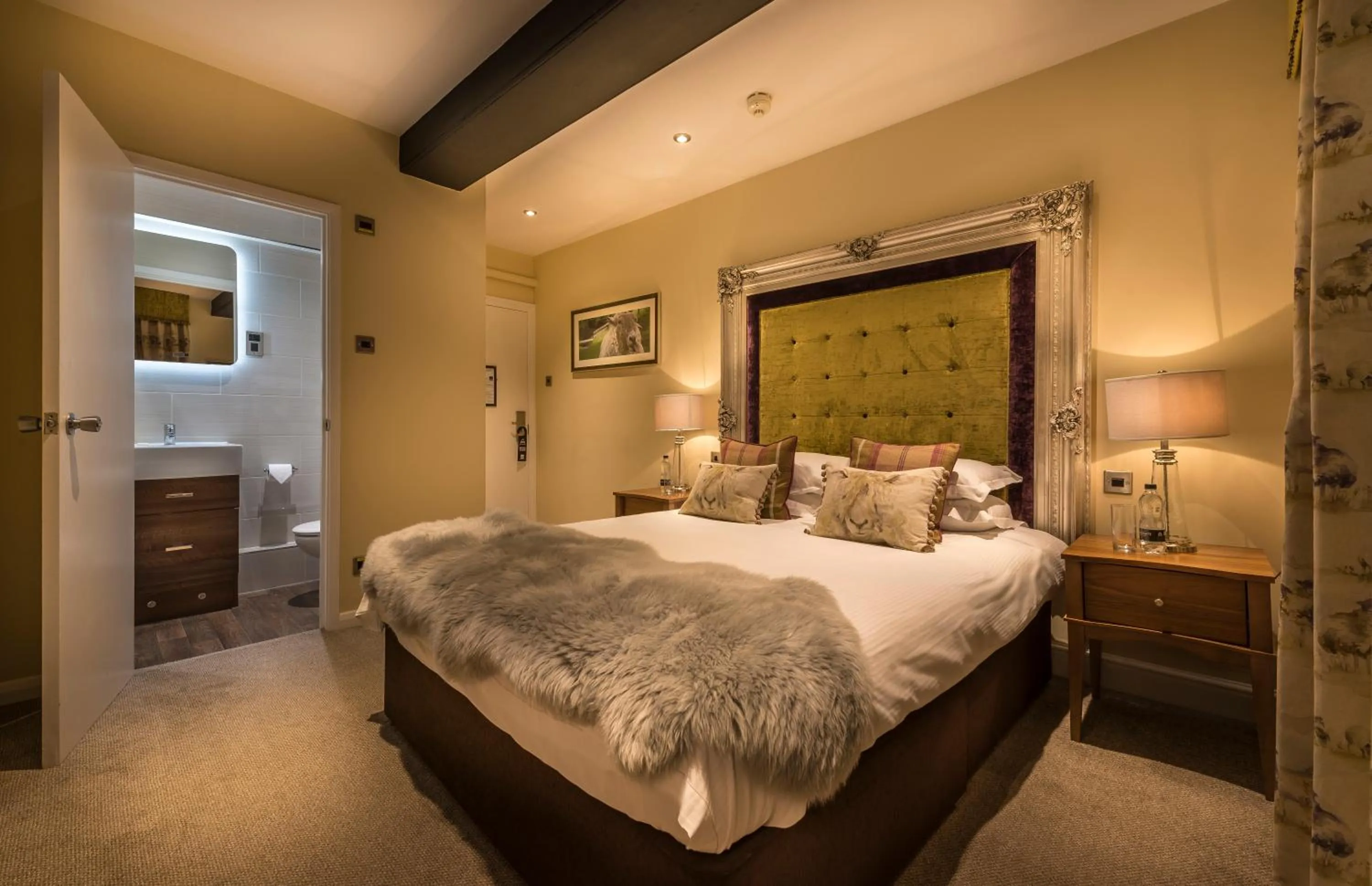 Bedroom, Bed in The White Hart Royal, Moreton-in-Marsh, Cotswolds - The Coaching Inn Group