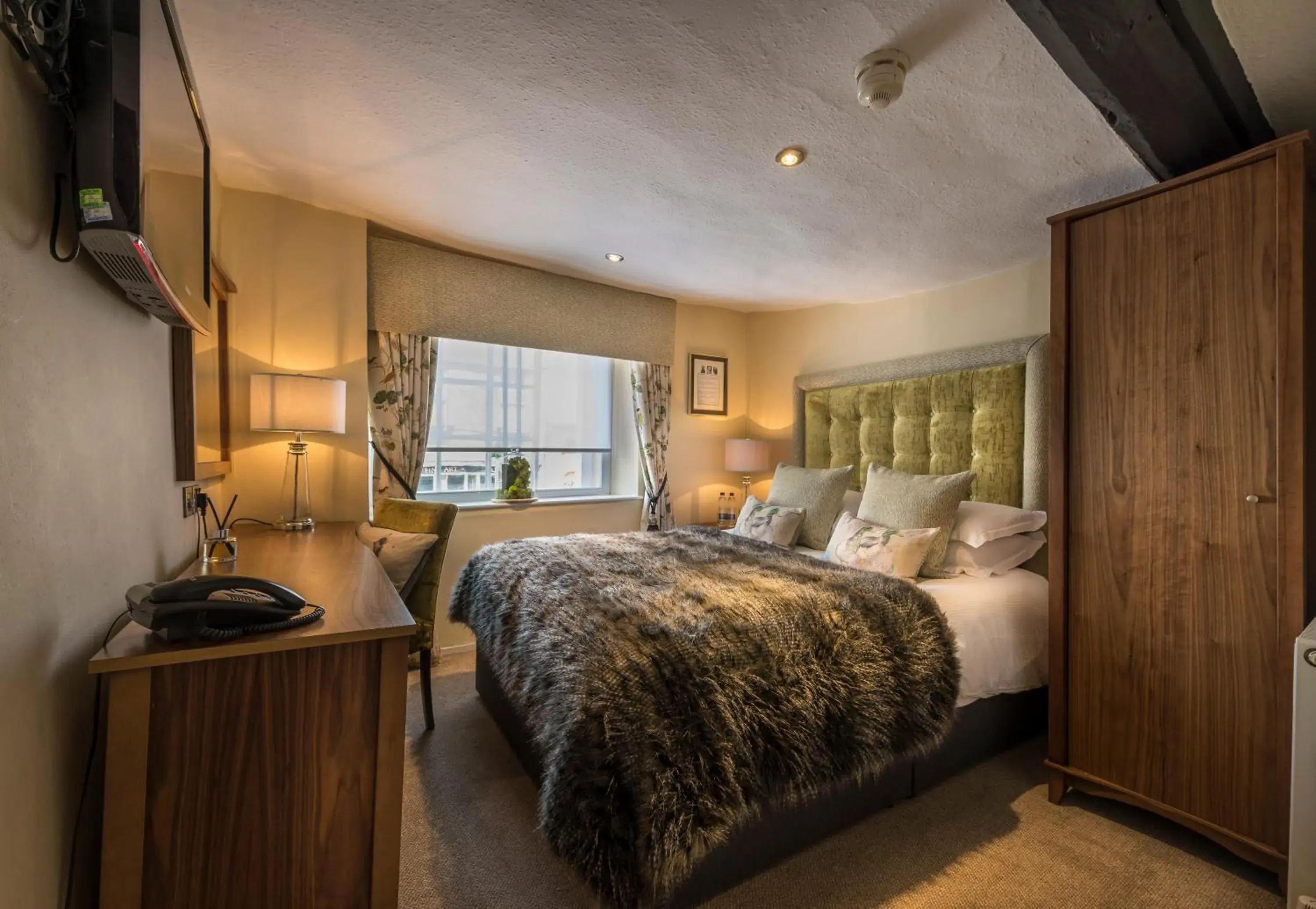 Bedroom, Bed in The White Hart Royal, Moreton-in-Marsh, Cotswolds