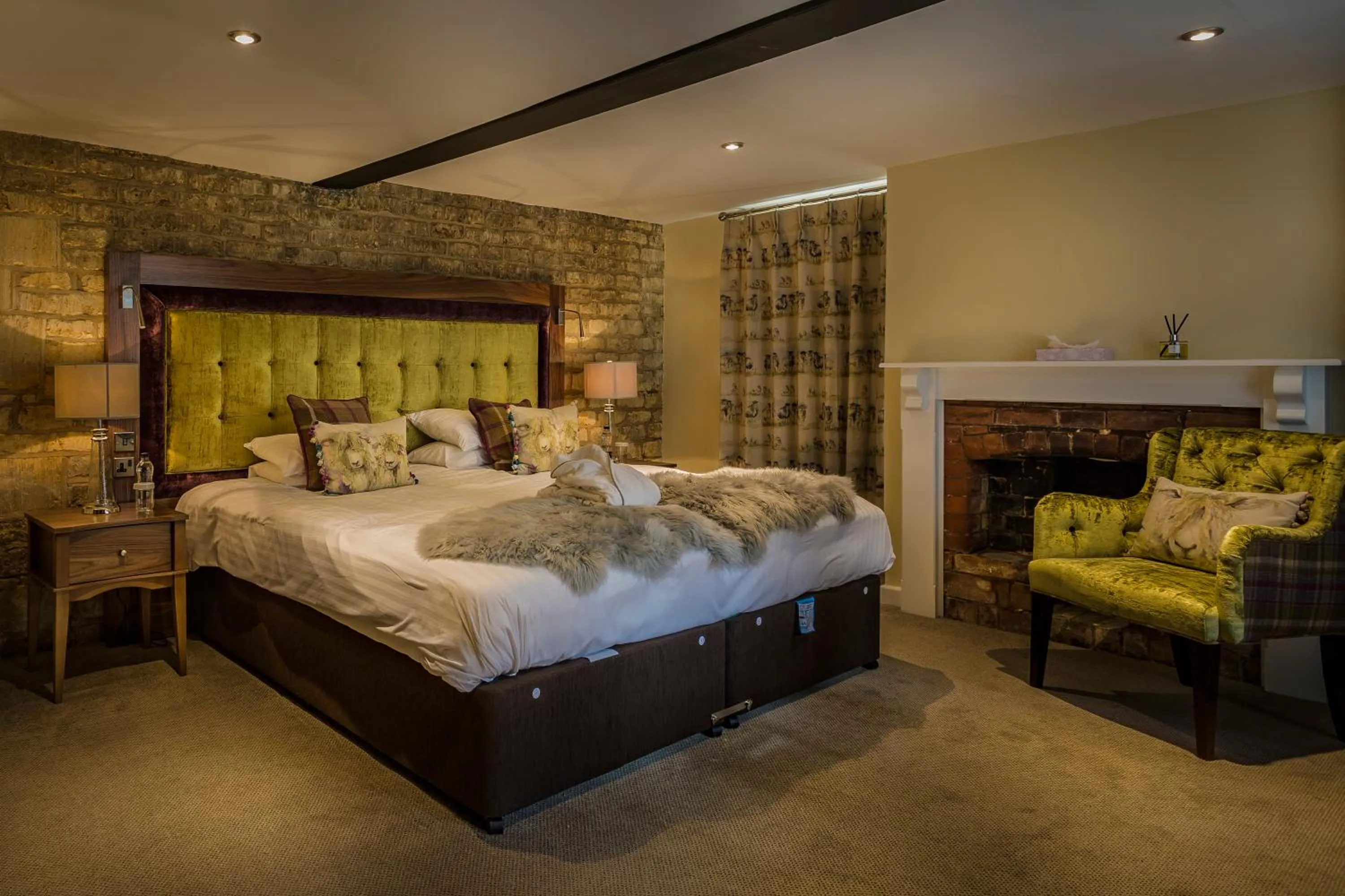 Bedroom, Bed in The White Hart Royal, Moreton-in-Marsh, Cotswolds - The Coaching Inn Group