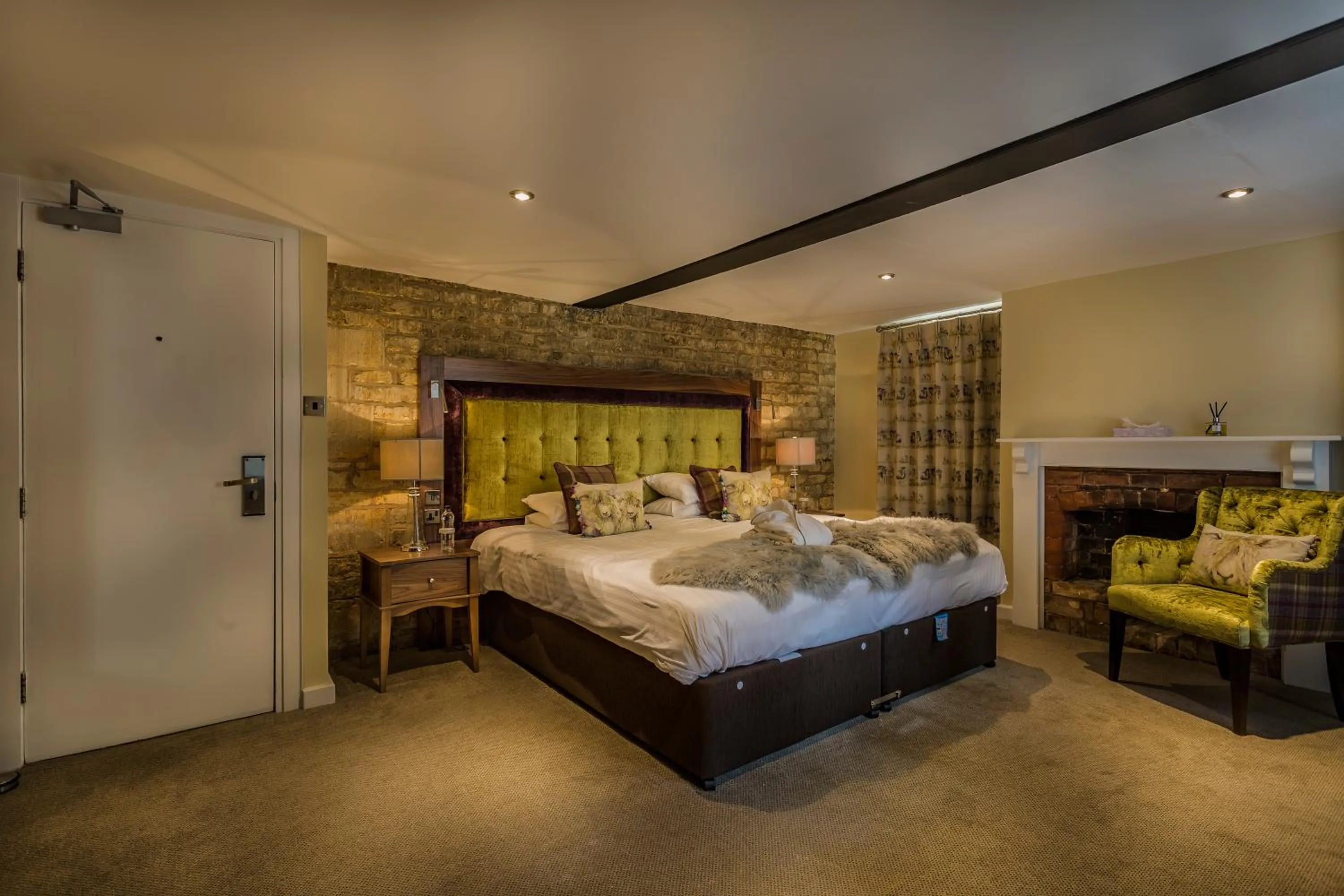 Bedroom, Bed in The White Hart Royal, Moreton-in-Marsh, Cotswolds - The Coaching Inn Group