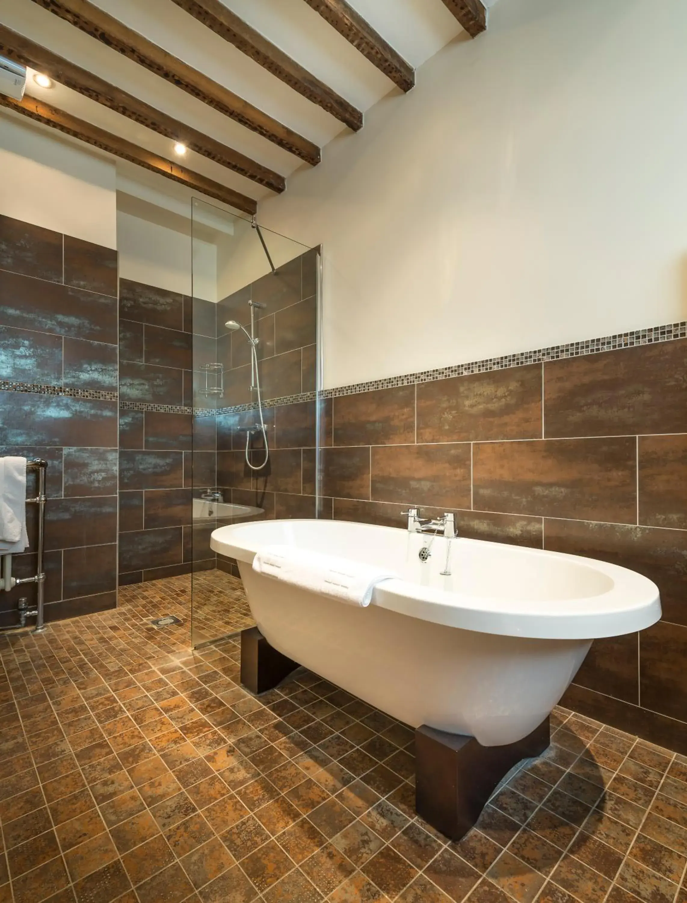 Bathroom in The White Hart Royal, Moreton-in-Marsh, Cotswolds