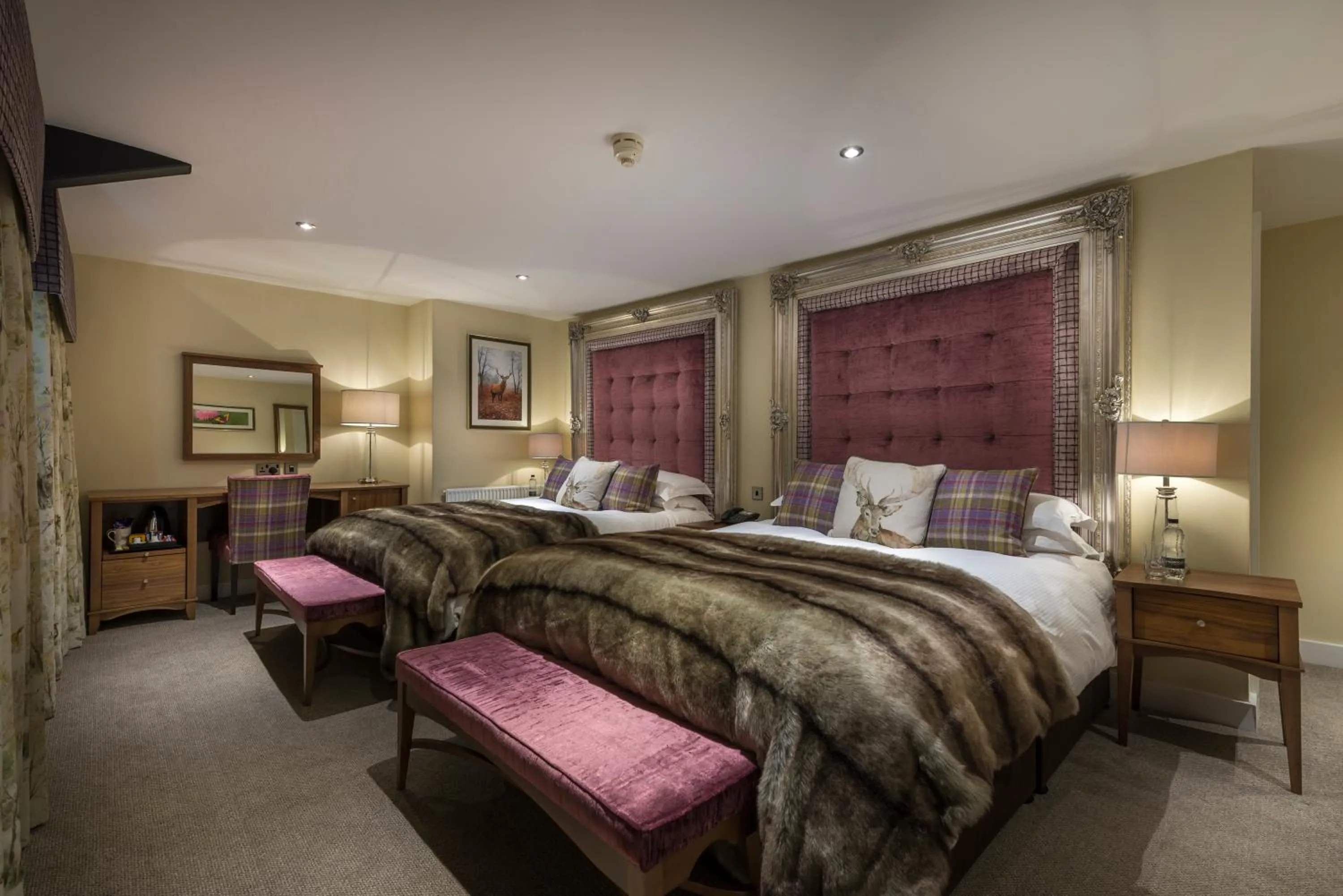 Bedroom, Bed in The White Hart Royal, Moreton-in-Marsh, Cotswolds - The Coaching Inn Group