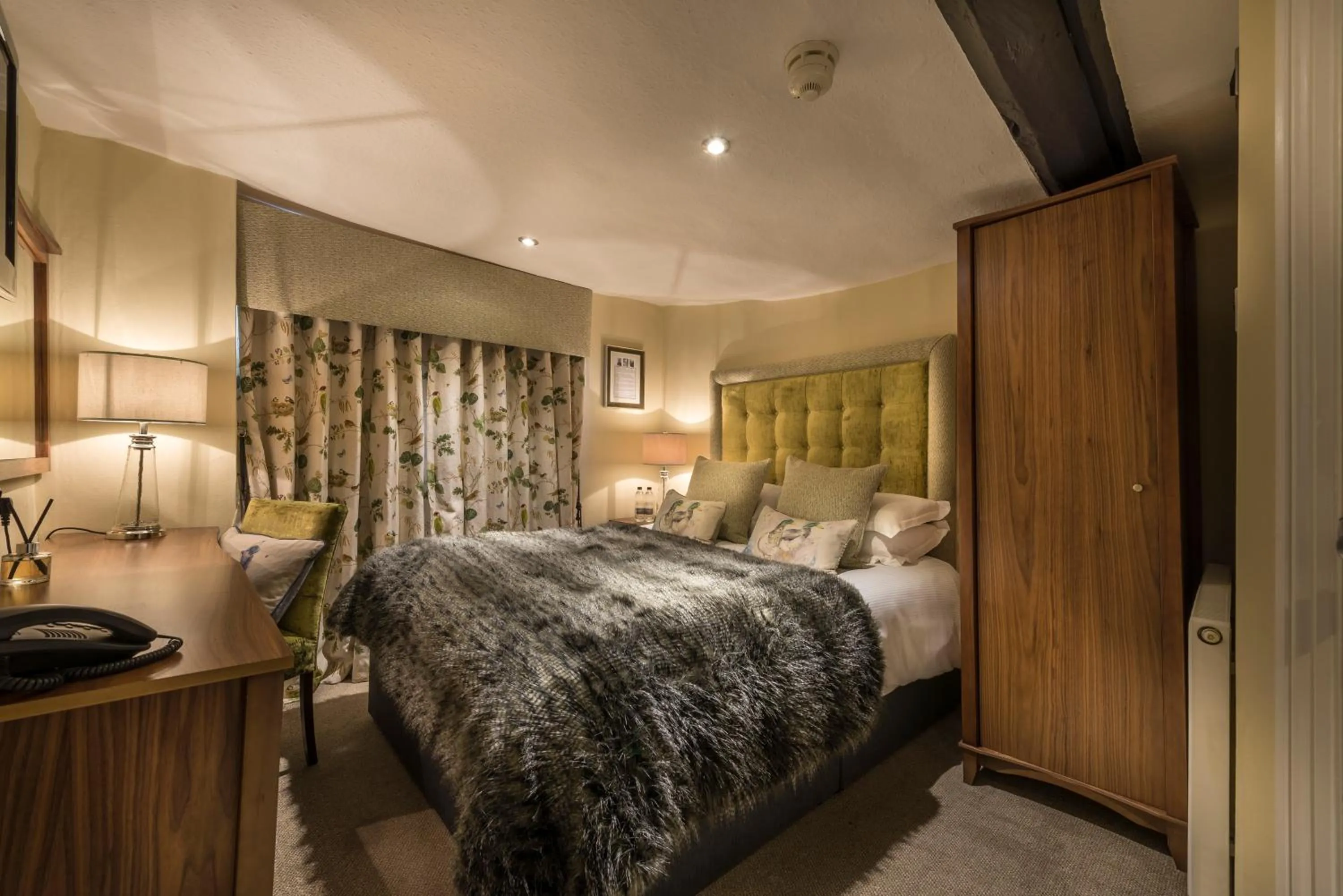 Bedroom, Bed in The White Hart Royal, Moreton-in-Marsh, Cotswolds - The Coaching Inn Group