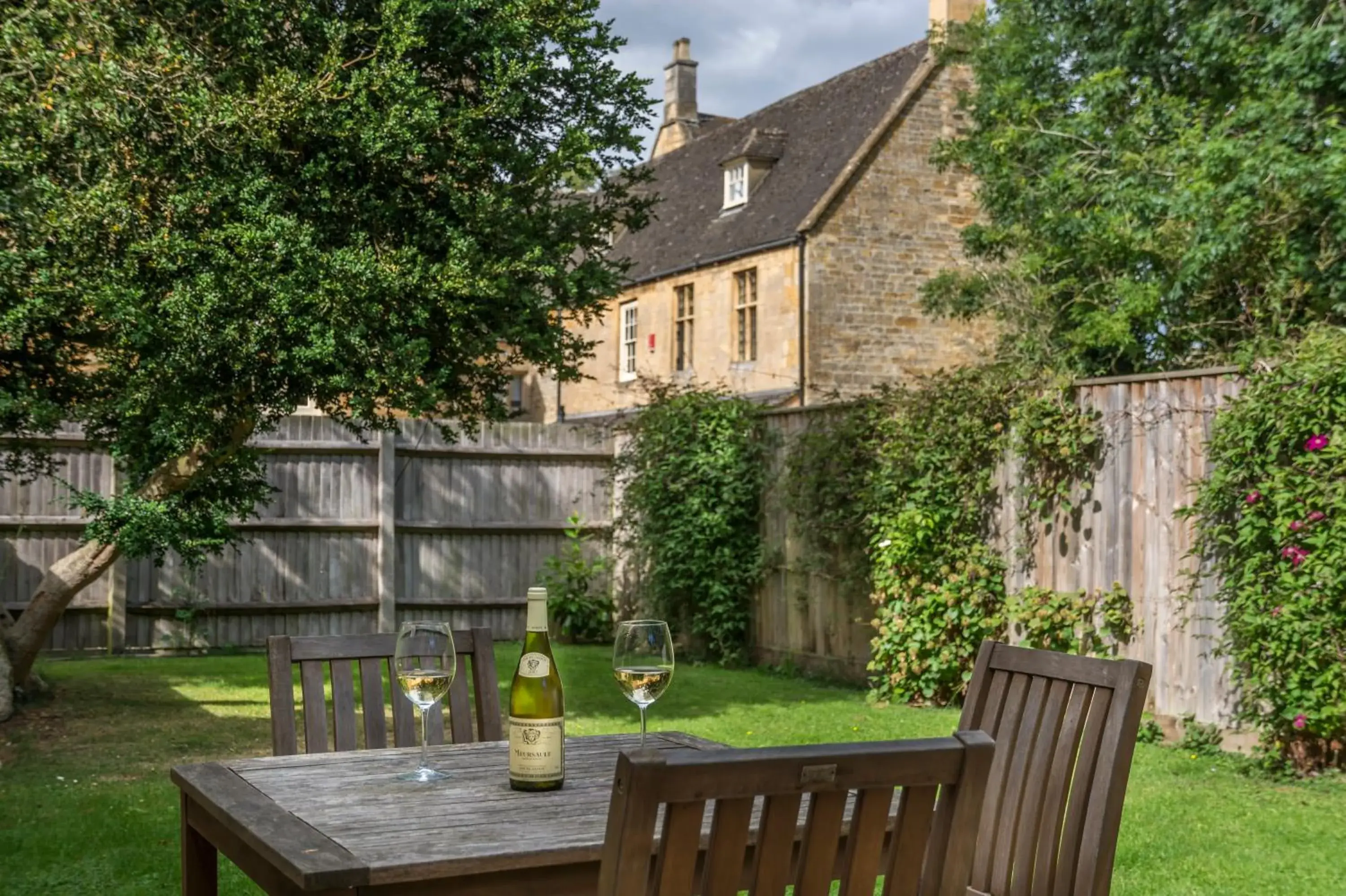 Garden, Property Building in The White Hart Royal, Moreton-in-Marsh, Cotswolds
