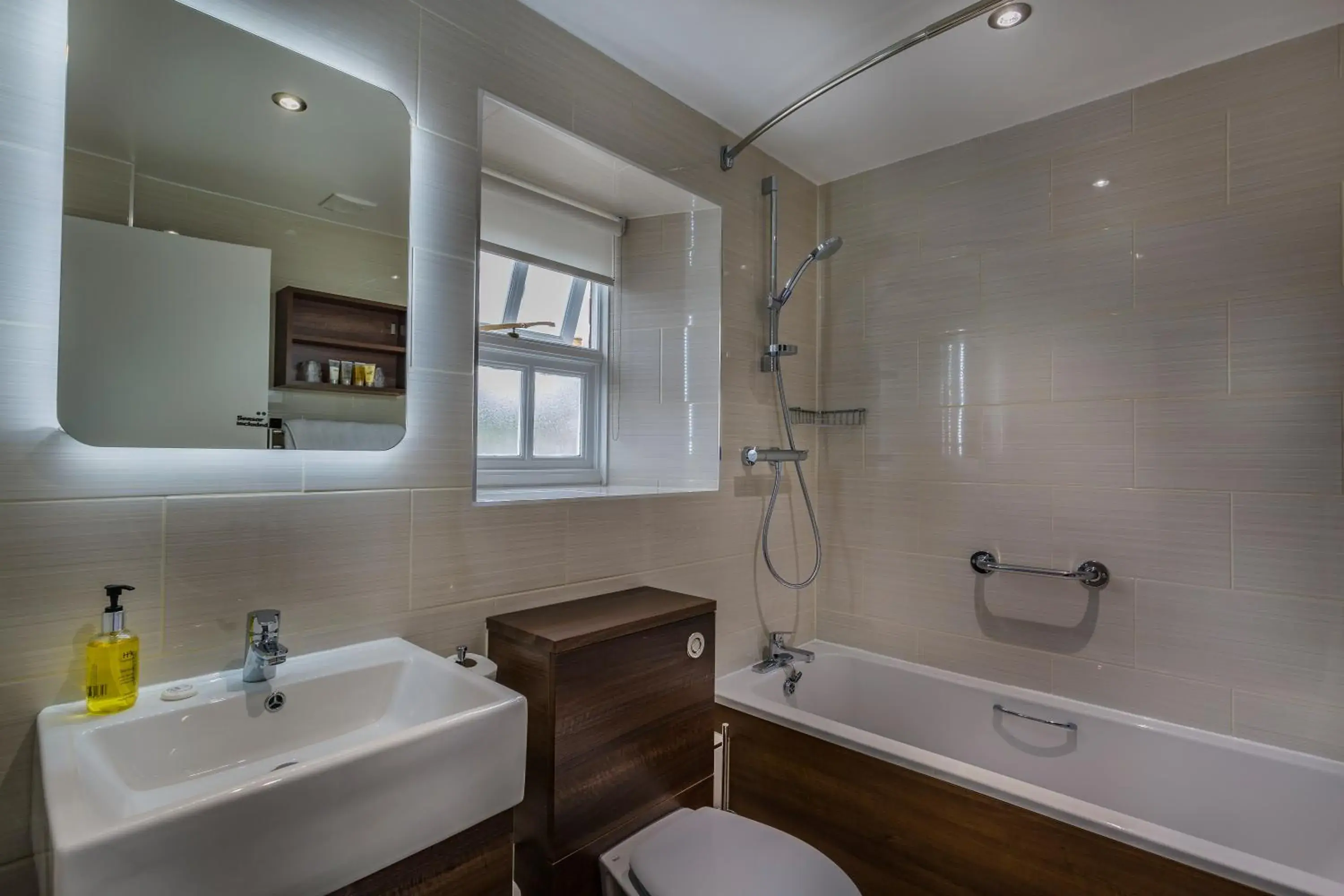 Bathroom in The White Hart Royal, Moreton-in-Marsh, Cotswolds