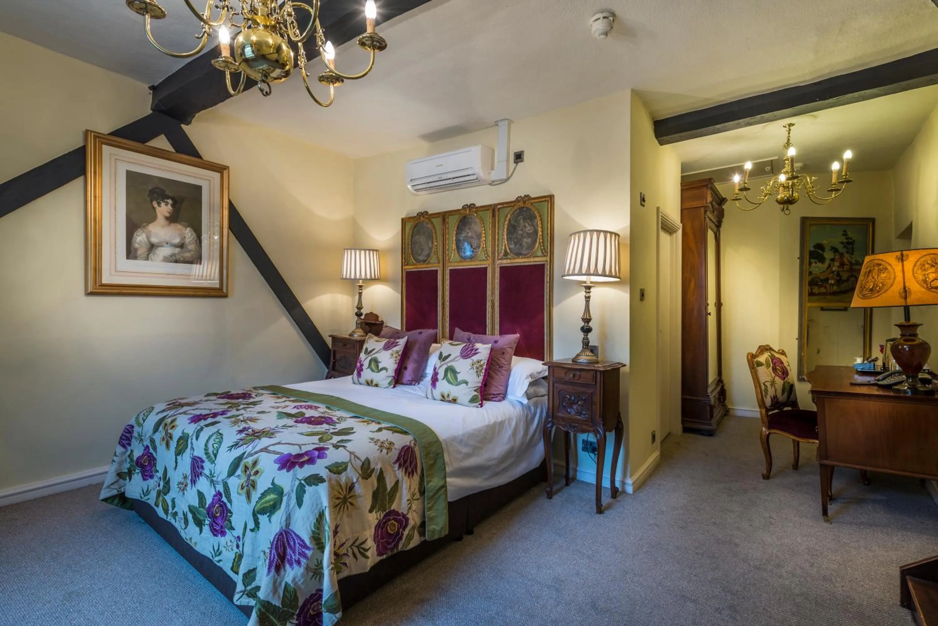 Bedroom, Bed in The White Hart Royal, Moreton-in-Marsh, Cotswolds - The Coaching Inn Group