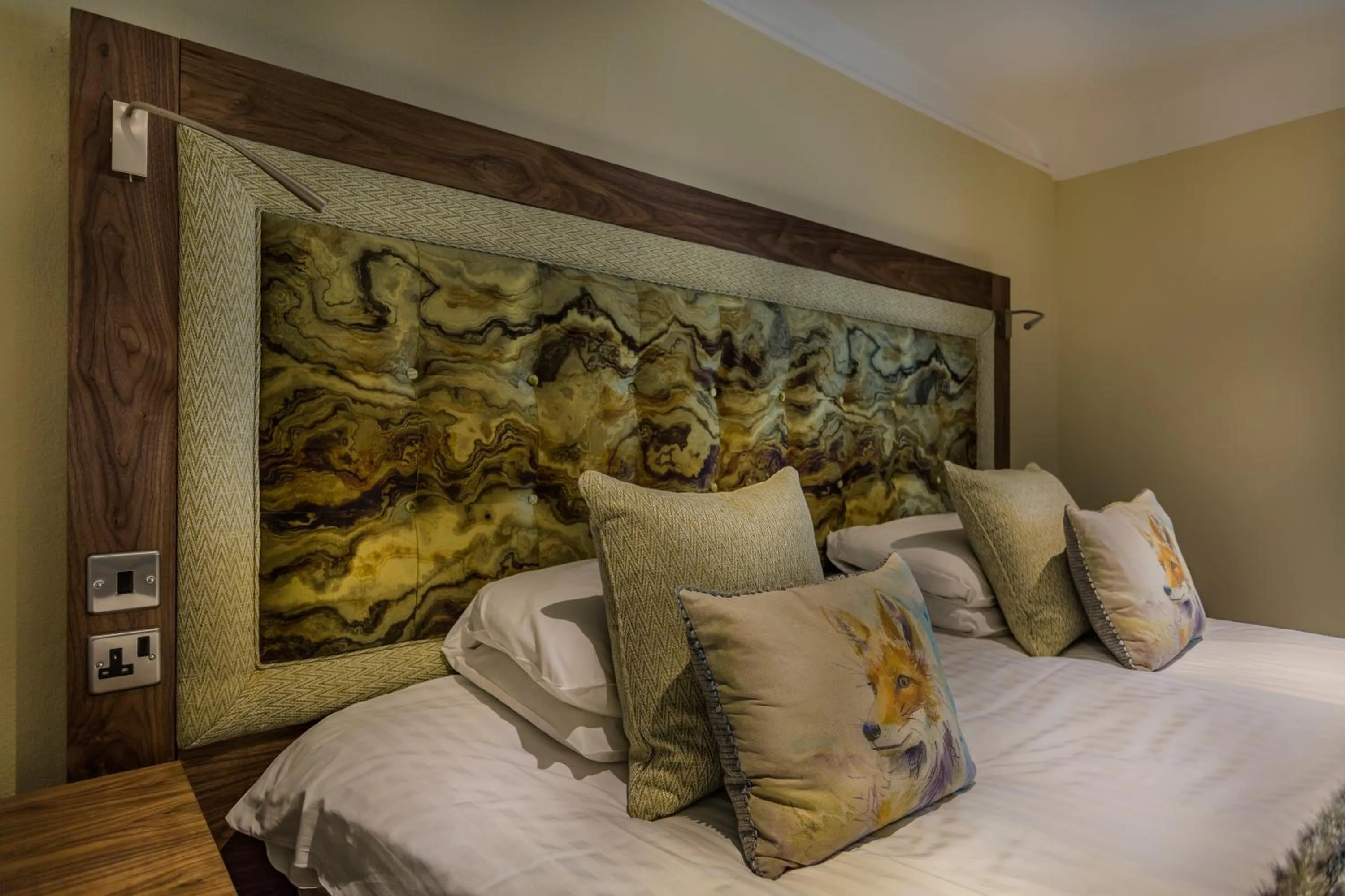 Bedroom, Bed in The White Hart Royal, Moreton-in-Marsh, Cotswolds - The Coaching Inn Group