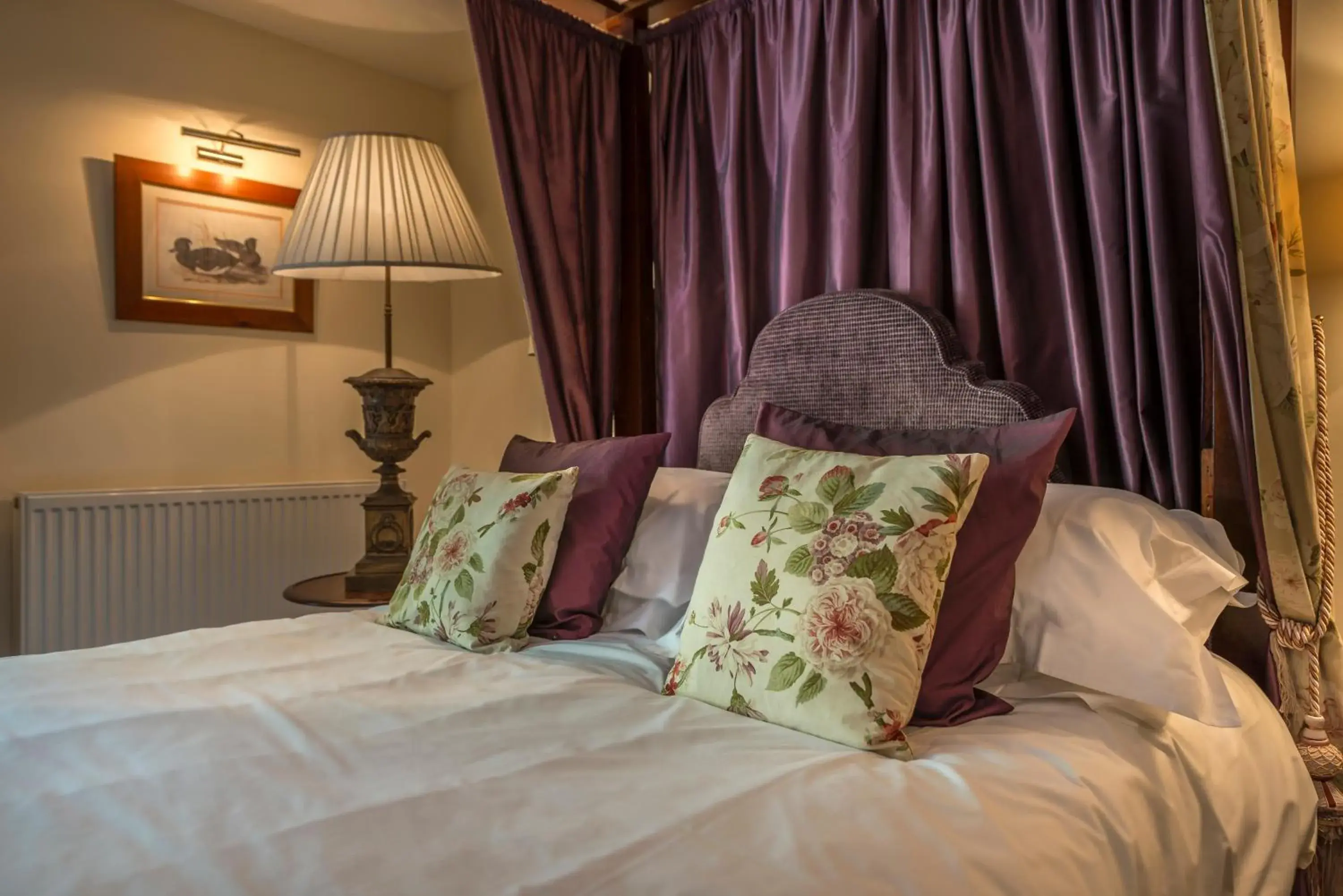 Bedroom, Bed in The White Hart Royal, Moreton-in-Marsh, Cotswolds
