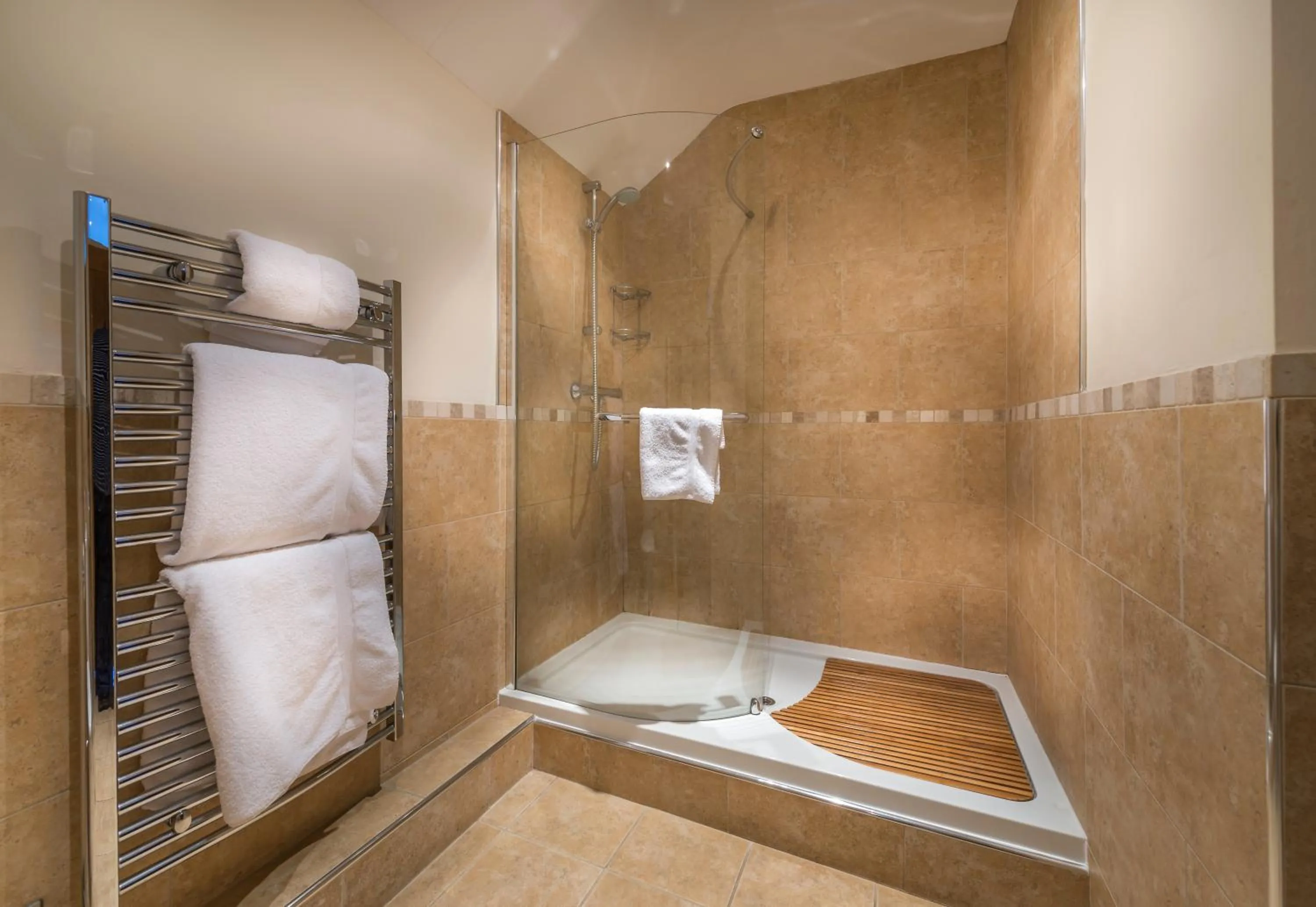 Shower in The White Hart Royal, Moreton-in-Marsh, Cotswolds - The Coaching Inn Group