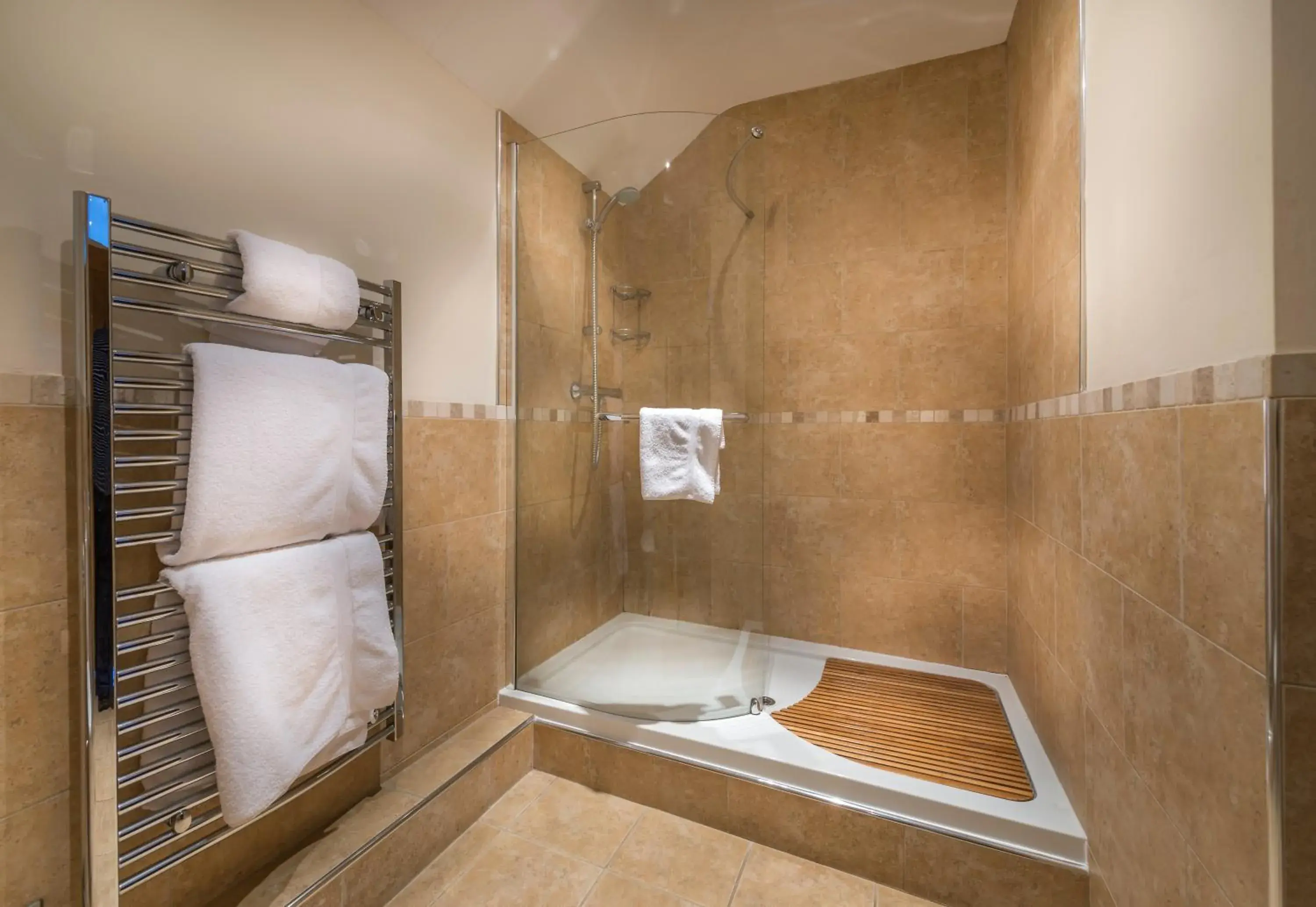 Shower, Bathroom in The White Hart Royal, Moreton-in-Marsh, Cotswolds