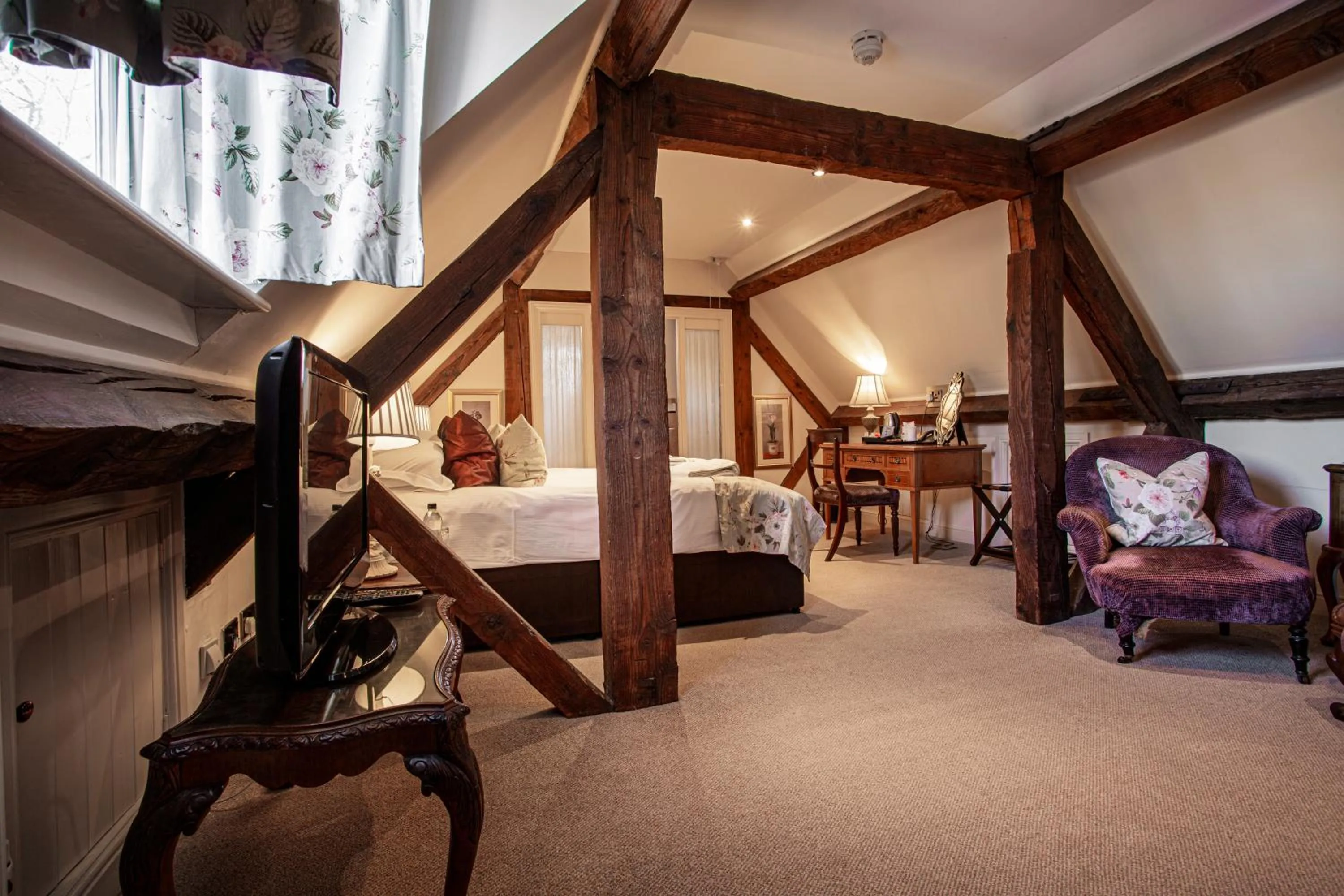 Bedroom, Bed in The White Hart Royal, Moreton-in-Marsh, Cotswolds - The Coaching Inn Group