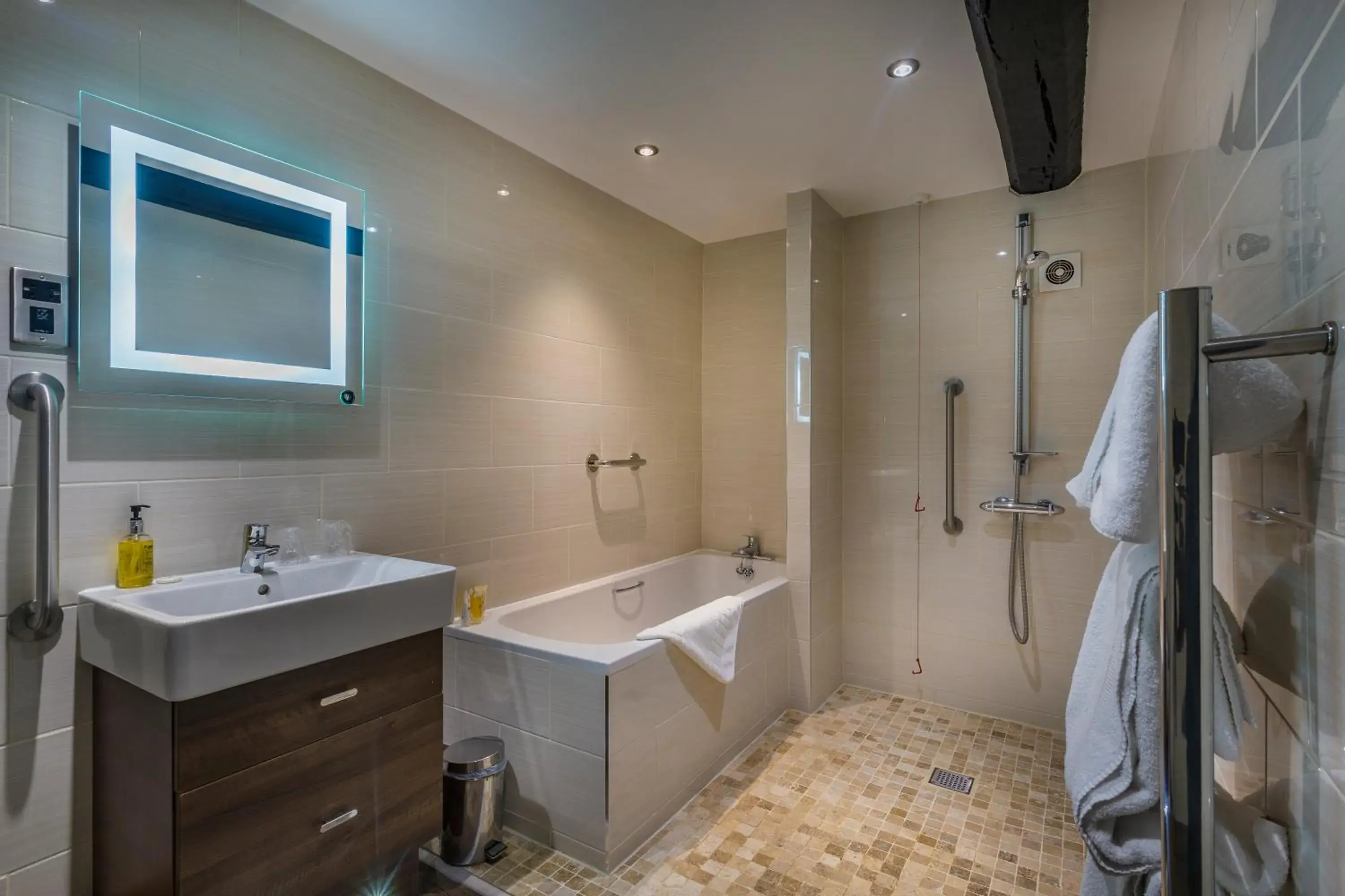 Bathroom in The White Hart Royal, Moreton-in-Marsh, Cotswolds