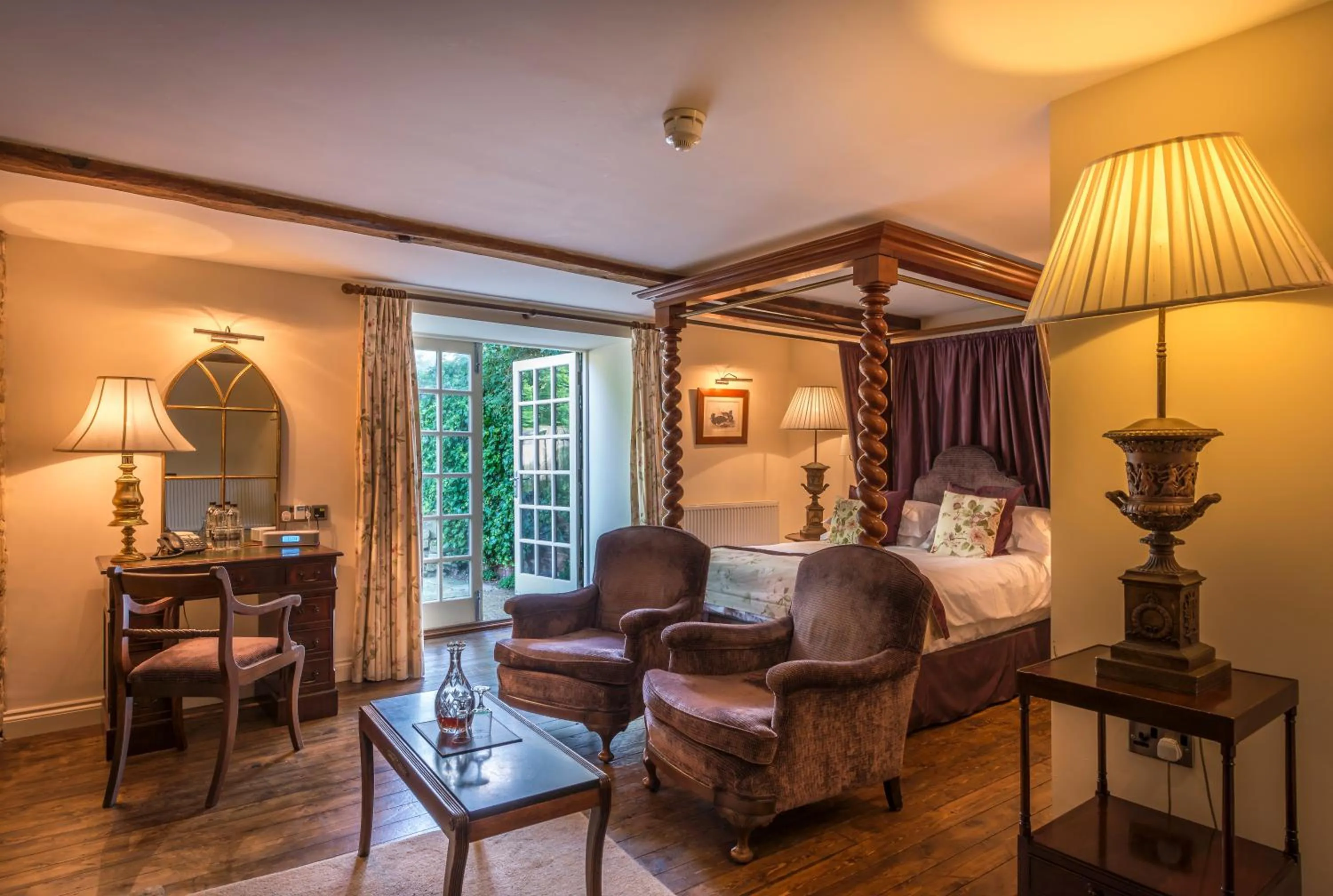 Bedroom, Bed in The White Hart Royal, Moreton-in-Marsh, Cotswolds - The Coaching Inn Group