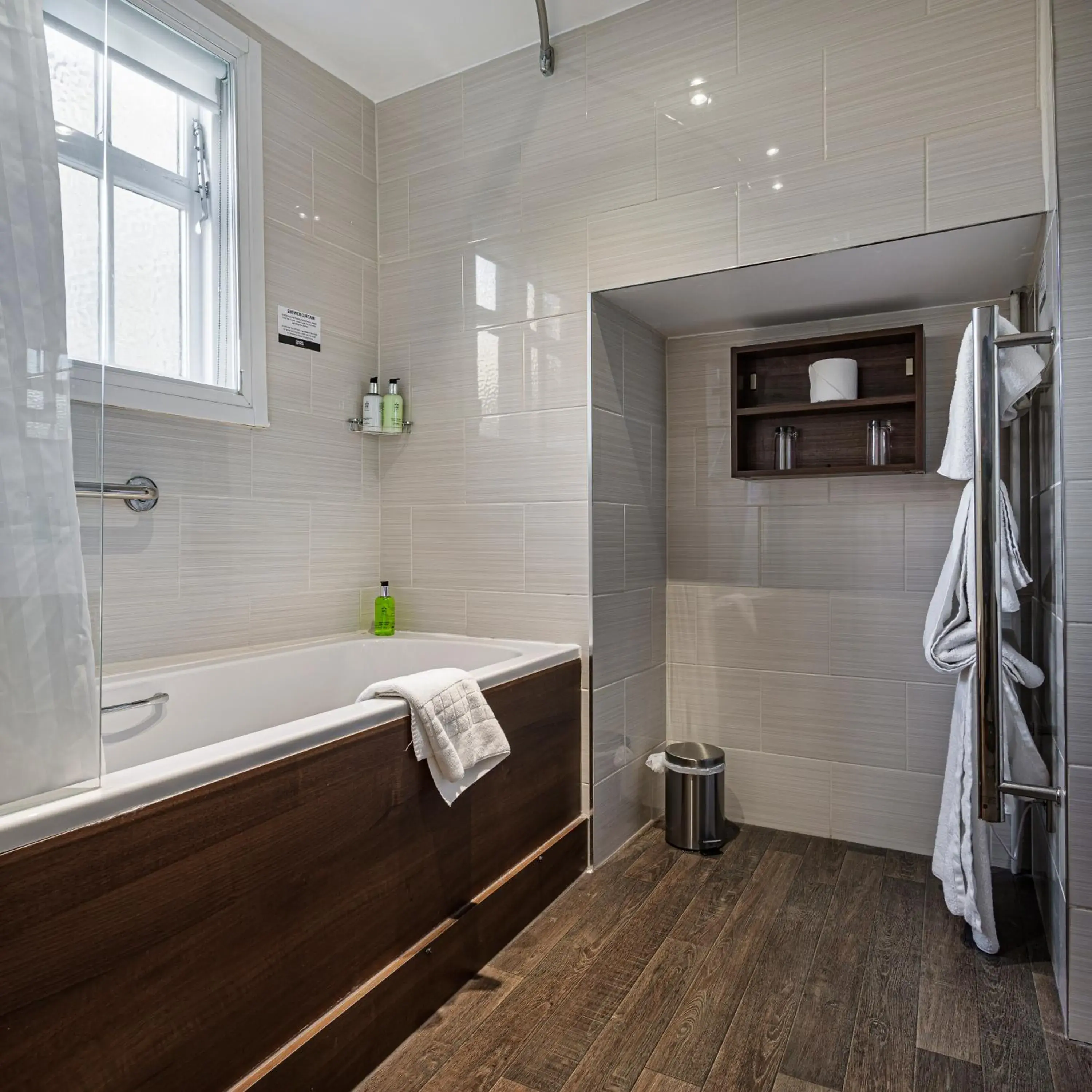 Bathroom in The White Hart Royal, Moreton-in-Marsh, Cotswolds
