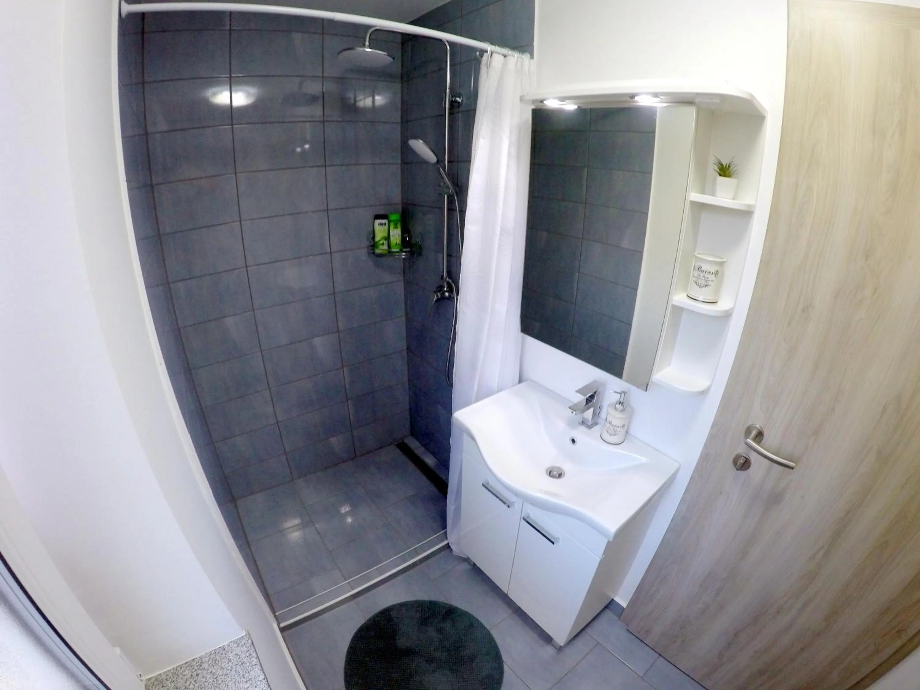 Shower in The Jungle Apartments and Rooms (Vila Džungla)