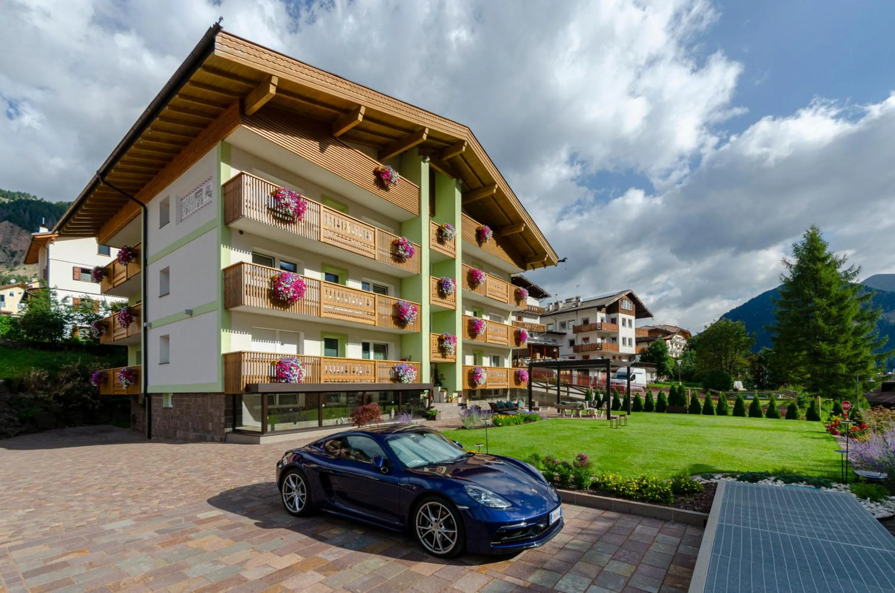 Property building in Mason La Zondra