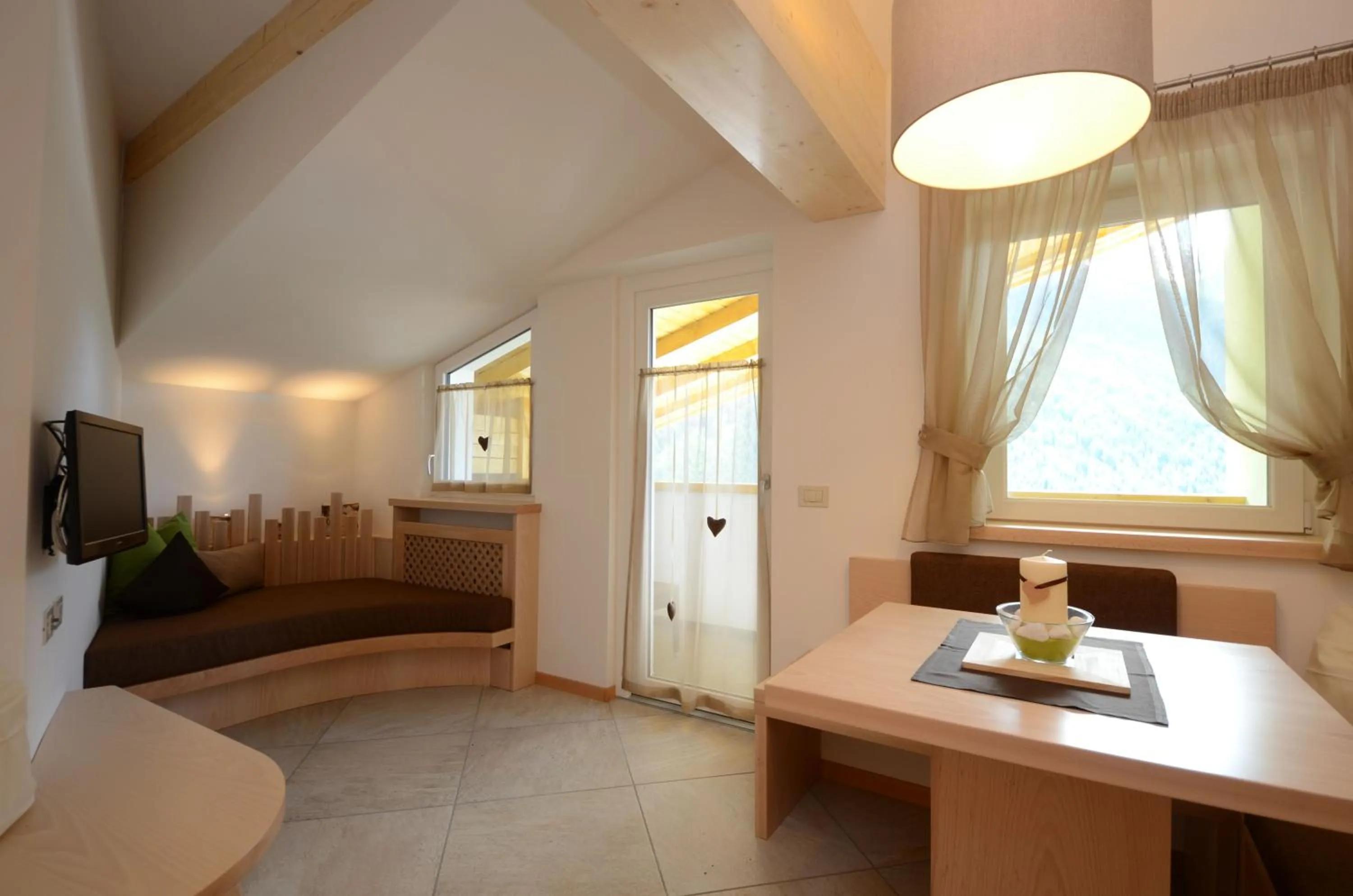 Dining area in Mason La Zondra